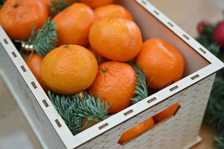 На границе Челябинской области и Казахстана остановили грузовики со свежими цитрусами выращенными в Китае Фрукты не украсят новогодние столы россиян из за нарушений Как рассказали в Уральском управлении Россельхознадзора данные на этикетках товара разошлись со сведениями в документах на груз В результате 18 тонн мандаринов и 19 тонн апельсинов не разрешили ввозить в Россию Перевозчиков ждут штрафы за нарушение правил ввоза подкарантинной продукции Грузовикам пришлось развернуться и ехать обратно в Казахстан   Подписаться на chelkp Мы в MAX