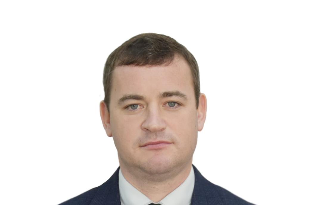 Заместителя главы Апшеронского района Вячеслава Муху вывели в наручниках из здания администрации муниципалитета Чиновник курировал вопросы внутренней политики, информатизации, организационной, архивной работы, контроль исполнения поручений, работу с обращениями граждан, взаимодействие с правоохранительными органами, территориальную и гражданскую оборону, предупреждение и ликвидацию чрезвычайных ситуаций. Официальных подтверждений факту задержания нет. Фото: пресс-служба администрации Апшеронского района KrasnodarMedia Прислать новость