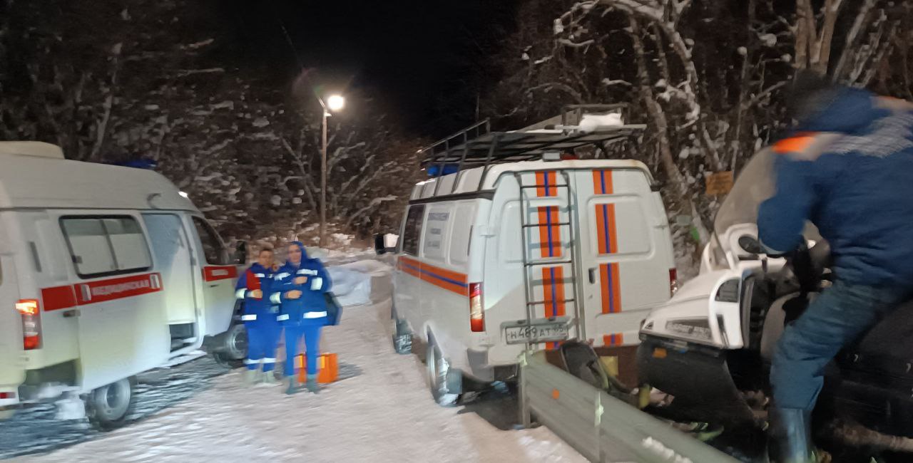 Во время прохождения циклона корсаковские спасатели помогли добраться медикам до пациентки в одном из ДНТ. Вызов поступил из села Вторая Падь.    Пенсионерка пожаловалась на проблемы со здоровьем, но из-за большого количества осадков машина скорой помощи не смогла подобраться к ее дому.   Сотрудники ГОЧС доставили врачей от центральной дороги к пациентке, а затем помогли транспортировать женщину для дальнейшей госпитализации. Сегодня ее состояние в норме.    Говорим спасибо нашим спасателям! С вами не страшны никакие циклоны!