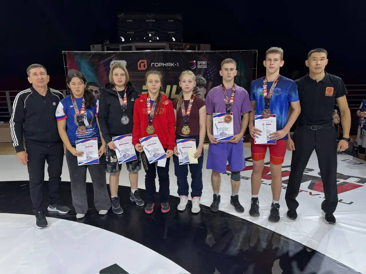 Всероссийские соревнования по спортивной борьбе В Южно Сахалинске прошли всероссийские соревнования по спортивной борьбе среди юношей и девушек до 18 лет на призы компании Горняк 1     В турнире приняли участие команды из Краснодарского края Приморского края Хабаровского края Республики Бурятия Амурской области Сахалинской области Наши призёры Ким Анастасия 49 кг Полякова Александра 53 кг Уманец Юлия 65 кг Рысбаева Нурзада 65 кг Жилкин Кирилл 55 кг Медведев Андрей 60 кг Поздравляем спортсменов и тренеров с отличными результатами Желаем новых побед и ярких выступлений