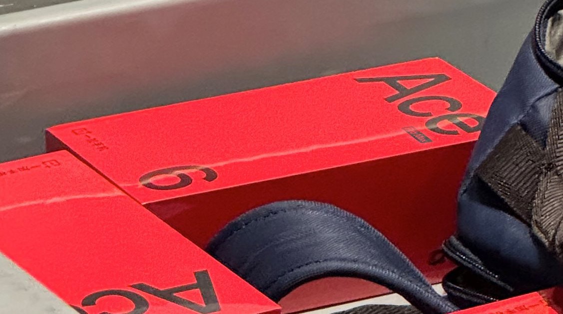 В сети появились фотографии коробок от неанонсированного OnePlus Ace 6 Pro Max По слухам он станет первым смартфоном на базе Snapdragon 8 Gen 5 Предполагаемые характеристики Процессор Snapdragon 8 Gen 5 Экран 6 7 OLED разрешение 1 5K частота 165 Гц Аккумулятор 8000 мА ч Зарядка 100 Вт проводная Камеры Основная 50 МП Фронтальная 32 МП Аудио двойные динамики Биометрия ультразвуковой сканер отпечатков в экране ОС ColorOS 16 на базе Android 16 Корпус металлическая рама Версия возможен тематический вариант по аналогии с Ace 6 Turbo Snapdragon 8 Gen 5 это просто эволюция или начало новой гонки чипов Заказать сборку ПК в InterPC Наши каналы ОnеPlus Тeлeфoны