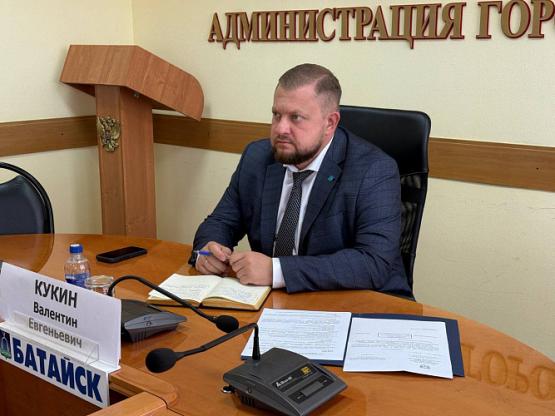 Валентин Кукин назначен главой администрации Батайска В мае этого года Кукина назначили исполняющим обязанности главы администрации Батайска. Напомним, что до этого он успел потрудиться на множестве должностей. С марта 2015 по июль 2017 года Кукин работал в муниципальной инспекции администрации Новочеркасска. А с июля 2017 по март 2020 года успел побыть замглавы Ворошиловского и Пролетарского районов Ростова. С марта 2020 по 6 июля 2023 года Кукин был главой администрации Первомайского района. С 2023 года стал замглавы Ростова по ЖКХ. А через полтора года перешёл в правительство региона, став заместителем министра ЖКХ. #батайск #новости #ростовскаяобласть