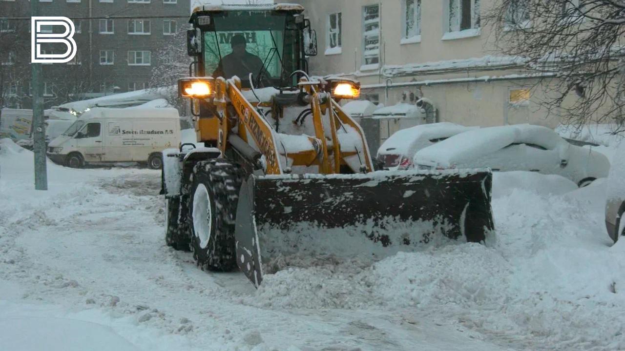 Прокуратура Первомайского округа Мурманска внесла представление в адрес руководителя УДХ из за выявленных нарушений Как сообщили в надзорном ведомстве во время проверки специалисты установили наличие на ряде улиц тротуарах и остановках общественного транспорта снежных валов льда рыхлого снега При этом не была проведена антигололедная обработка Кроме того выявили нарушения при содержании пешеходной лестницы ведущей от дома 41 по улице Капитана Маклакова до дома 28 по проезду Связи Рассмотрение представления внесенного в адрес руководителя УДХ а также фактическое устранение нарушений находятся под контролем Все самые важные новости Telegram MAX