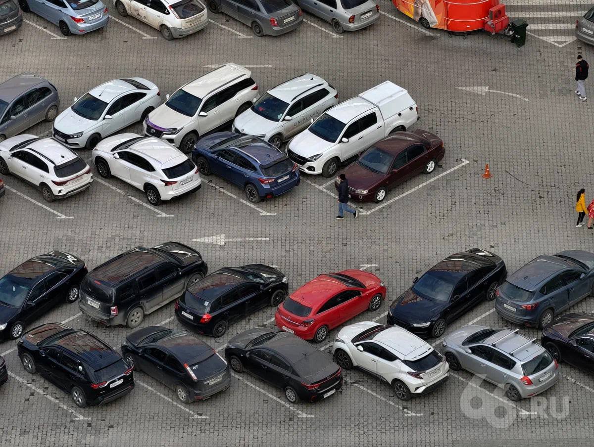 До авторынка добрались бабушки под влиянием мошенников На Кубани в Рязанской и Московской областях зафиксировали случаи когда у покупателей изымают автомобиль который им продали пенсионеры Мужчина из Москвы купил машину за наличные а спустя неделю выставил ее на продажу Вскоре приехали сотрудники МВД и рассказали что бывшая хозяйка авто была под влиянием мошенников Сотрудники изъяли машину и увезли ее на стоянку сообщает телеграм канал Baza Пенсионерка уже обратилась в суд чтобы признать покупателя недобросовестным и вернуть себе автомобиль На следующей неделе в Госдуму планируют ввести закон который поможет защитить покупателей недвижимости от подобных ситуаций