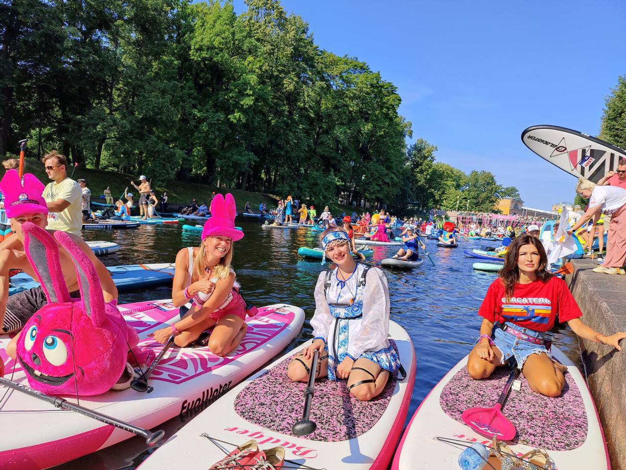 Водный карнавал на досках пройдет в Петербурге Заплыв длиной 8 километров проходит по Фонтанке, Мойке и Крюкову каналу. В течение мероприятия предусмотрены фотозоны, музыкальное сопровождение, комментарии ведущего, а по окончании — розыгрыш призов за лучшие костюмы, общее фото и развлекательные активности на берегу. 2 августа с 9:45 до 13:30 Михайловский замок Питер для детей • Афиша