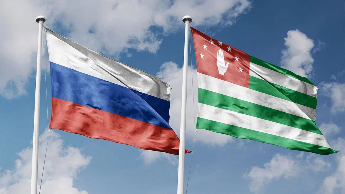 Завтра 26 августа в Абхазии отмечается главный государственный праздник День признания независимости С 2008 года эта дата имеет особое значение для народа республики именно тогда Россия первой признала независимость Абхазии что стало ключевым событием в новейшей истории страны и определило её международный статус Завтра в Сухуме состоятся торжественные мероприятия посвящённые этой дате В них примет участие депутат Государственной Думы Константин Затулин который будет присутствовать как официальный представитель российского парламента Его участие символично на протяжении многих лет он последовательно поддерживает право народа Абхазии на самоопределение и укрепление российско абхазских связей 30 сентября 2008 года Константину Фёдоровичу было присвоено звание Почётного гражданина Республики Абхазия за большой личный вклад в защиту и отстаивание права народа Абхазии на самоопределение и укрепление дружбы между странами Это высокая оценка его работы и свидетельство глубокого доверия которым он пользуется в Республике Сегодня когда Абхазия продолжает развиваться и укреплять государственность такие связи и поддержка остаются залогом прочных отношений и стратегического партнёрства Пресс служба депутата Государственной Думы Российской Федерации Константина Затулина