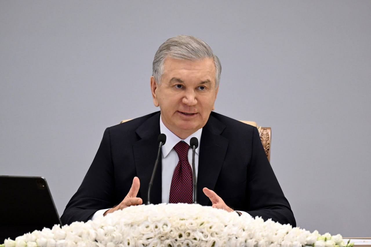 В Ташкенте прошла третья сессия Совета иностранных инвесторов при президенте Узбекистана. Главное из пленарной сессии Мирзиёев отметил, что международные финансовые организации стали активнее работать с частным сектором - объем совместных проектов с компаниями и банками превысил $1 млрд в год. Компании ACWA Power, Masdar, Linde, Shanghai Renewable Energy и Total Energies вложили более $8 млрд в развитие зеленой энергетики. За два года в Узбекистане появилось 5,5 тыс. новых предприятий с иностранным участием. Сейчас их насчитывается 16 тыс. В этом году стартовали ГЧП-проекты на $4,5 млрд в сферах транспорта, энергетики, водоснабжения и ирригации.