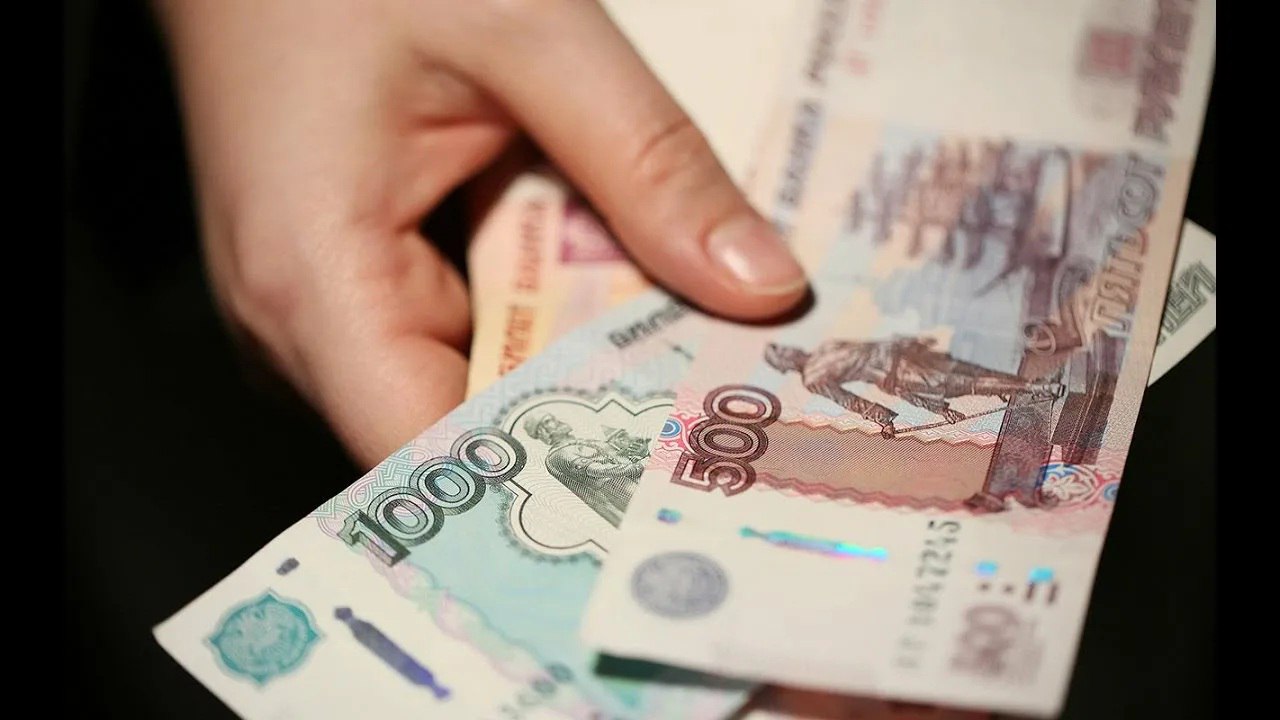 Жители Запорожской области могут обменять гривны на рубли только в отделениях банков Все остальные способы являются незаконными. Чтобы обменять деньги в офисе банка, необязательно становиться его клиентом. Но необходимо учитывать, что курс обмена валюты может отличаться даже в отделениях одного банка. Банки обязаны публиковать курсы всех подразделений на своих официальных сайтах. Что касается украинской гривны, то жители Запорожской области могут обменять ее на рубли в отделениях банков по курсу 1,25 рублей за 1 гривну. В случаях, когда банк отказывается оказывать услугу, сообщите о нарушениях в интернет-приемную Банка России или в Общественную приемную Отделения Запорожье. Адрес приемной: г. Мелитополь, ул. Карла Маркса, 14. Режим работы: с 10:00 до 16:00 кроме выходных и праздничных дней . Телефоны для связи: +78109290170, +78109290180, +78109290190.