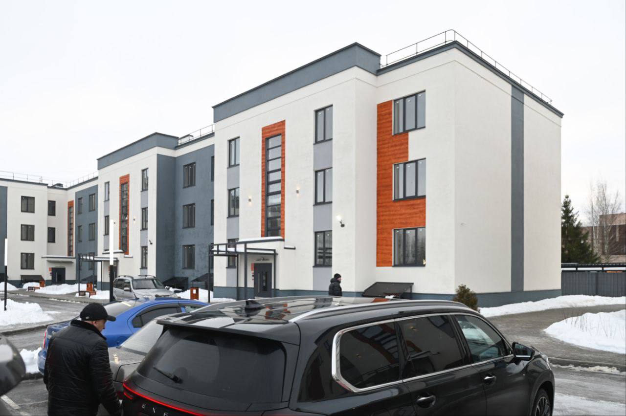 В Ленинградской области завершили пятилетнюю программу расселения аварийного жилья Ленинградская область завершила пятилетний этап программы расселения аварийного жилья В пресс службе регионального правительства сообщили что в рамках расселения новым жильем обеспечили 15 000 жителей области Для расселения 1047 аварийных бараков построили 34 новостройки Дома сдаются с отделкой кухнями и санузлами благоустроенными дворами и парковками Финалом программы стал ввод в эксплуатацию жилого дома в Рощино Он рассчитан на проживание 366 человек и обеспечен всей необходимой инженерной и социальной инфраструктурой сообщили в пресс службе Завершенный этап является частью региональной адресной программы Переселение граждан из аварийного жилищного фонда на территории Ленинградской области в 2019 2025 гг Эта программа нацелена на расселение домов признанных аварийными в период с 2012 по 2017 гг Согласно первоначальному плану до 1 сентября 2025 г предстояло переселить 15 200 человек из 1059 аварийных домов в 88 муниципальных образованиях t me drozdenko au lo Telegram Max