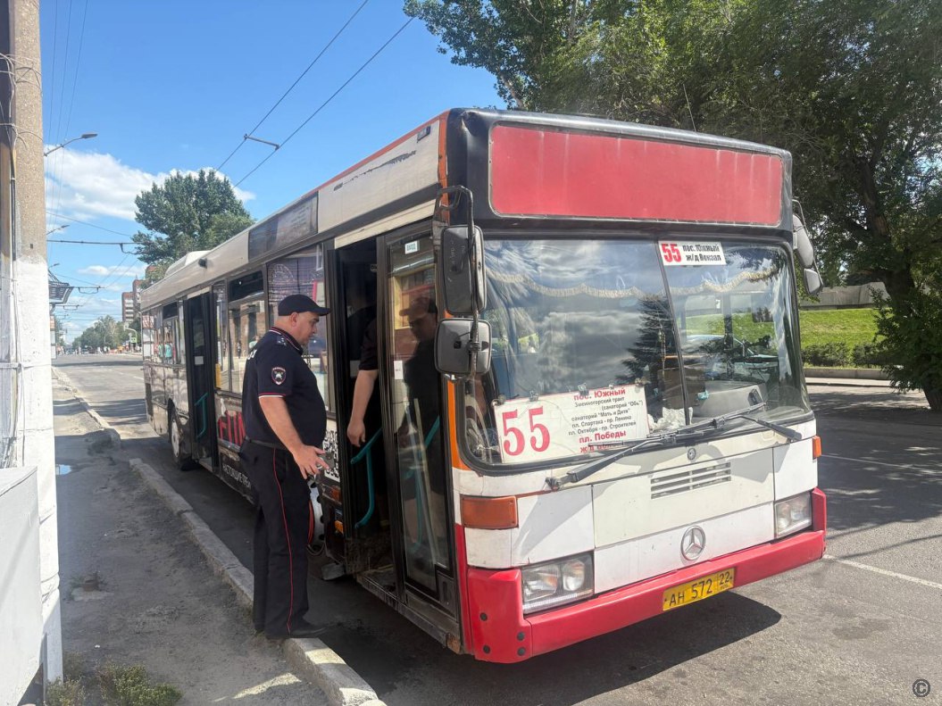В Барнауле провели рейд по проверке состояния общественного транспорта 10 июля специалистами комитета по дорожному хозяйству и транспорту администрации Барнаула совместно с сотрудниками отдела Госавтоинспекции УМВД России по городу проведена выездная проверка санитарно-технического состояния автобусов на конечных остановочных пунктах «Мебельная фабрика» и «Площадь Победы». В ходе мероприятия проверено состояние салонов автобусов маршрутов № 18, 32, 54, 55, 58, 77, 108 и 109. Особое внимание уделялось соблюдению санитарных норм. У ряда перевозчиков были выявлены замечания по санитарному состоянию салонов - обнаружили загрязнения, мусор, порванные сидения. Помимо осмотра технического состояния транспорта, сотрудники ГИБДД проверили наличие у водителей обязательных документов: путевые листы, лицензии на осуществление пассажирских перевозок, а также соблюдение режима труда и отдыха. По итогам проверки материалы о выявленных нарушениях будут направлены перевозчикам с требованием устранить недостатки в установленные сроки. Напомним, что подобные межведомственные профилактические мероприятия проводятся в Барнауле регулярно — не реже одного раза в неделю. Это позволяет оперативно реагировать на обращения горожан, повышать уровень дисциплинированности перевозчиков и обеспечивать безопасность, комфорт и законность в сфере городских пассажирских перевозок. Отметим, что с начала 2025 года специалистами комитета проведено уже 26 подобных мероприятий, по результатам которых в адрес перевозчиков направлена 131 претензия и 110 требований об оплате штрафов. Работа за качеством пассажирских перевозок продолжается на постоянной основе.