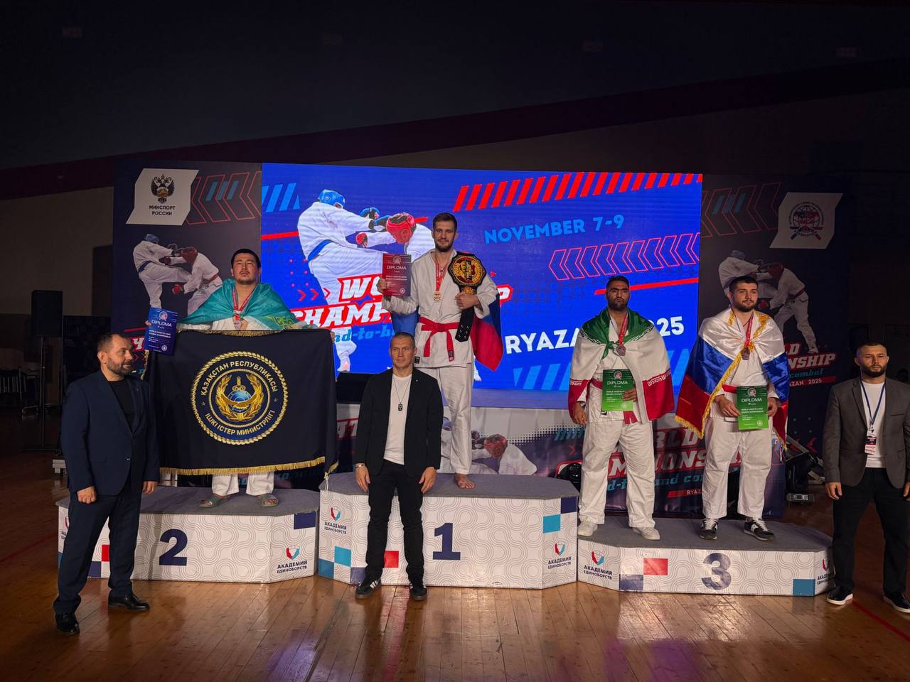 Обнинский тренер стал чемпионом мира по рукопашному бою Тренер тренажёрного зала Олимп Дмитрий Жуков завоевал золото на чемпионате мира по рукопашному бою Соревнования проходили в Рязани с 6 по 9 ноября Дмитрий выступал в весовой категории свыше 97 килограммов и показал блестящий результат подтвердив высокий уровень подготовки и мастерство Коллеги и воспитанники спортсмена поздравляют его с заслуженной победой и желают новых достижений