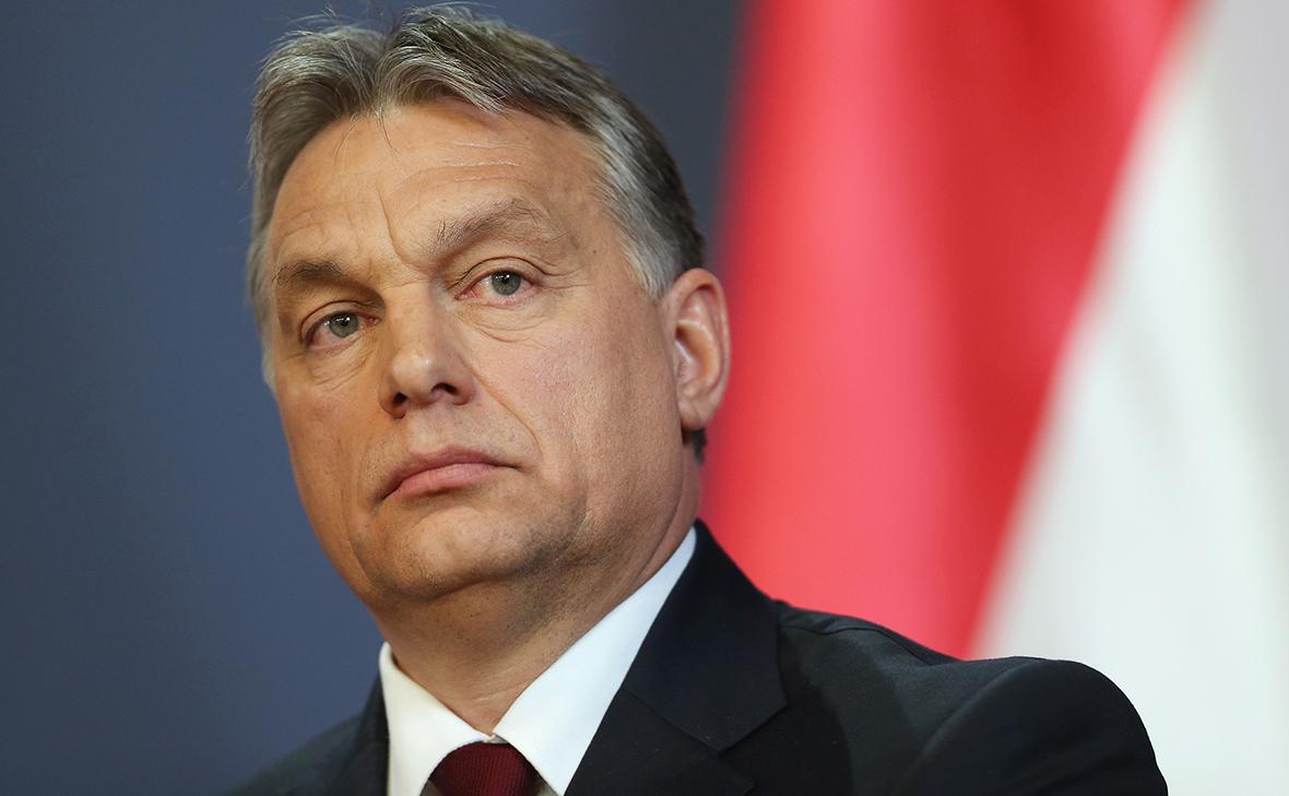 Орбан потребовал снять санкции с российских энергоносителей из-за ближневосточного кризиса. Премьер-министр Венгрии призвал Европейский союз отменить ограничения на поставки российских нефти и газа, предупредив о рисках резкого роста цен на энергоносители из-за эскалации на Ближнем Востоке. Об этом сообщает венгерский портал Index со ссылкой на заявление политика после заседания совета обороны. Нам придется столкнуться с дальнейшим ростом цен на энергоносители, это теперь серьезная опасность,— заявил Орбан, отметив, что рынок уже отреагировал на конфликт повышением стоимости нефти и газа.