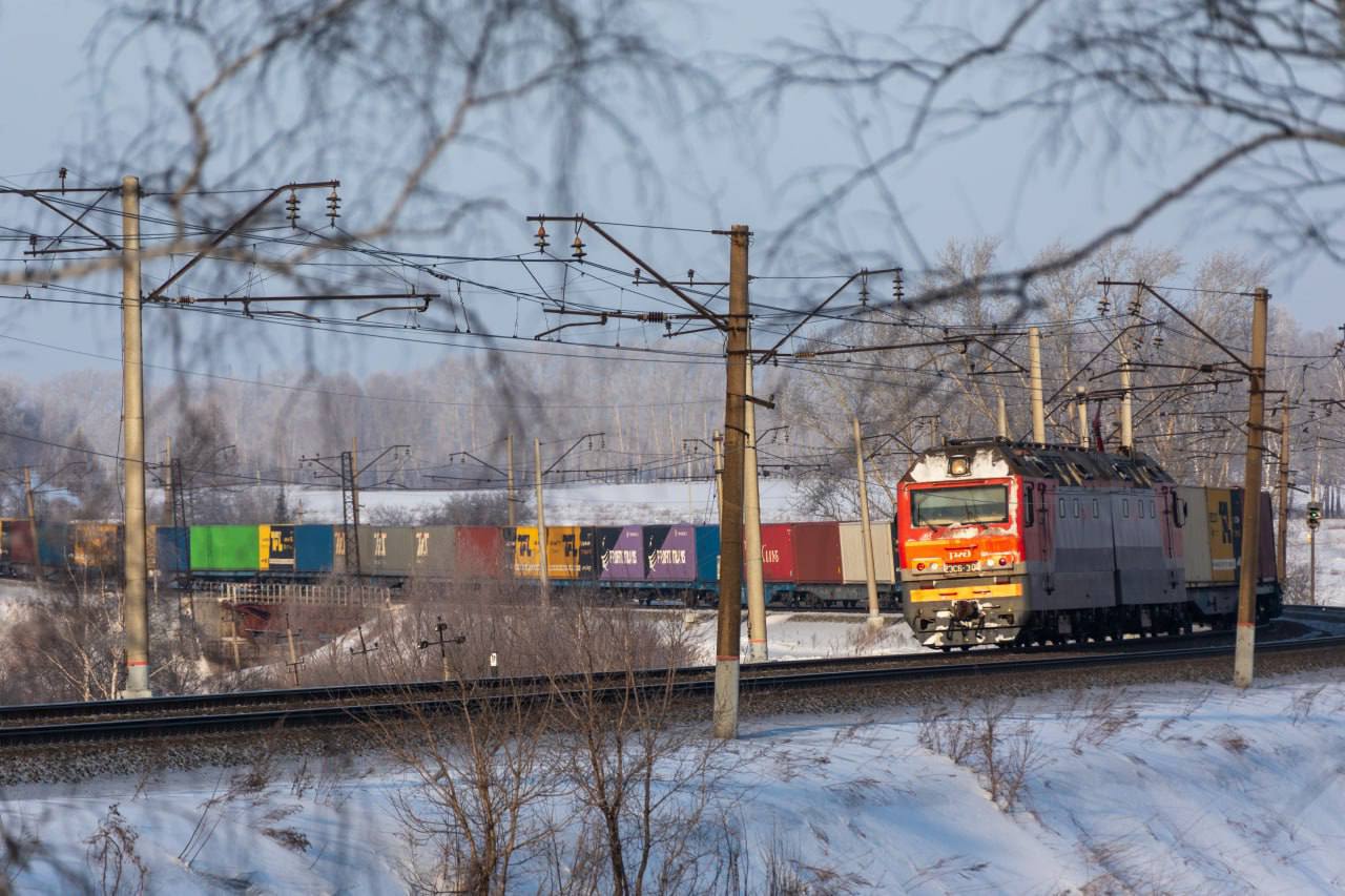 Правление РЖД продлило ряд ранее принятых тарифных решений в сфере грузовых перевозок Так до конца 2026 года будут действовать скидки от 20 4 до 45 на перевозку грузов в рефконтейнерах по широкому спектру направлений 12 8 на перевозку сжиженных углеводородных газов из Тобольска на станции целого ряда железных дорог страны и их возврат на станцию Тобольск в порожнем состоянии Кроме того до конца 2028 года продолжат действовать скидки 30 на перевозки бутадиена со станции Тобольск на станции Придача Базаиха и Соболеково и возврат порожних цистерн из под этих перевозок 48 на порожний пробег специализированных платформ для перевозки трубной продукции