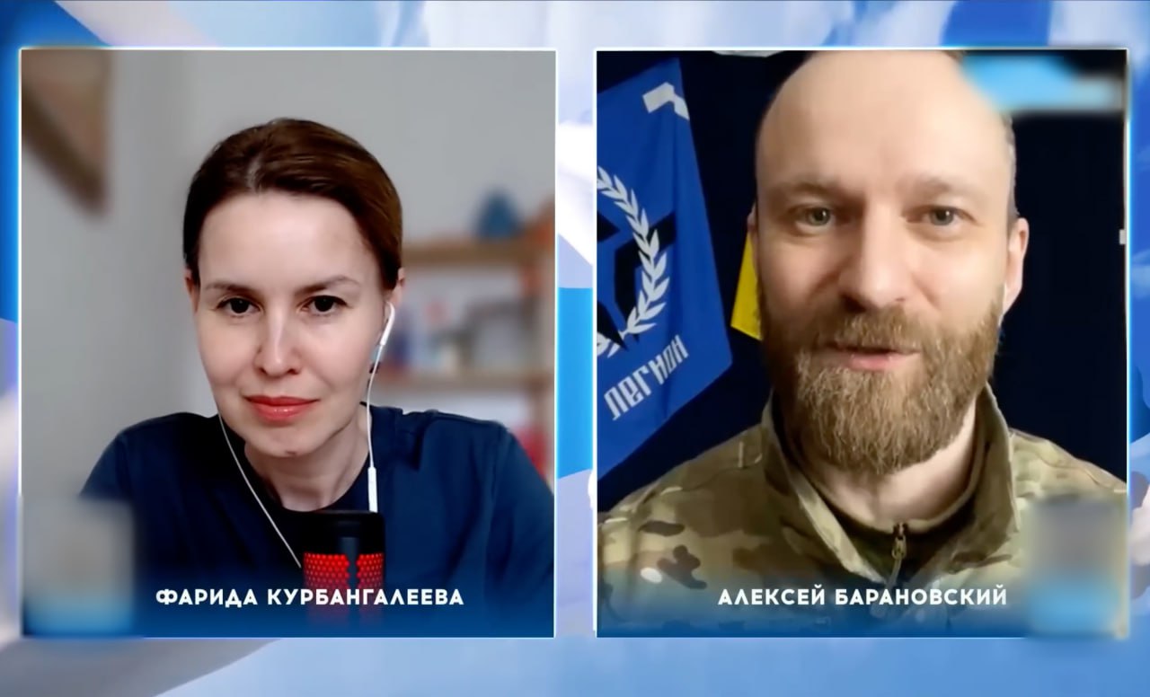 Экс‑сотрудницу ВГТРК Фариду Курбангалееву заочно приговорили к 8 годам колонии за интервью с участником легиона «Свобода России»  Об этом сообщает корреспондент «Медиазоны» из зала 2-го Западного окружного военного суда.  Второй фигурант дела — националист Алексей Барановский — получил заочно 6 лет колонии. Он в качестве добровольца воюет на стороне Украины в составе легиона «Свобода России».  Поводом для возбуждения дела стало интервью журналистки с Барановским, которое она опубликовала в мае прошлого года. Затем Курбангалеевой добавили еще одну статью обвинения из-за нескольких постов в телеграм-канале «Пражский град».  Защита журналистки в прениях обратила внимание, что эксперт обвинения Галлаева разбирая слова Курбангалеевой рассуждала о белогвардейцах и сослалась в том числе на методические рекомендации Наркомата юстиции от 1923 года.  Защита Барановского в прениях отмечала, что, по версии экспертов, его интервью вызывало «беспокойство и страх», но не призывы к террористическим действиям, как считает обвинение. Свидетели в суде подтвердили, что после просмотра интервью у них не появилось желание вступить в легион «Свобода России».  Курбангалееву заочно арестовали в июне 2024 года. 11 февраля стало известно, что Генпрокуратура потребовала у чешских властей экстрадировать журналистку в Россию, но безуспешно.  С 1998 по 2007 год Курбангалеева работала на ГТРК «Татарстан», а в 2007 году стала ведущей программы «Вести» на «Россия-1». В 2014 году, после аннексии Крыма и начала войны в Донбассе, она уволилась. С 2018 по 2021 год Курбангалеева вела новостные эфиры на телеканале «Настоящее время».  Скриншот: Фарида Курбангалеева / Youtube   Ваша регулярная поддержка позволяет нам выжить и говорить о том, что происходит в России: donate.zona.media