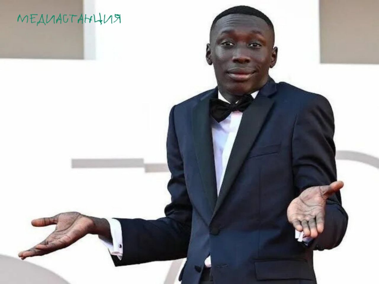 Невероятно выразительный инфлюенсер Хаби Лейм окончательно перерос статус простого блогера превратившись в бизнес империю промышленного масштаба Стало известно о крупнейшей сделке в истории индустрии компания Rich Sparkle Holdings выкупила долю в бизнесе Хаби оценив проект почти в 900 миллионов долларов При этом сам тиктокер не просто получил кэш а стал контролирующим акционером холдинга фактически превратившись из наемного лица в полноценного владельца корпоративной структуры В ближайшие три года партнеры планируют выстроить вокруг бренда Хаби глобальную сеть электронной коммерции с прицелом на выручку в 4 миллиарда долларов в год Самый технологичный пункт соглашения создание ИИ двойника блогера Виртуальный клон с его внешностью и мимикой сможет вести круглосуточные стримы и создавать контент на разных языках без участия самого артиста Стоит отметить что это важный исторический прецедент трансформация охватов в соцсетях в реальный капитал и долгосрочные лицензионные права с созданием ИИ аватара выводит экономику создателей на совершенно новый уровень mediastanciacom