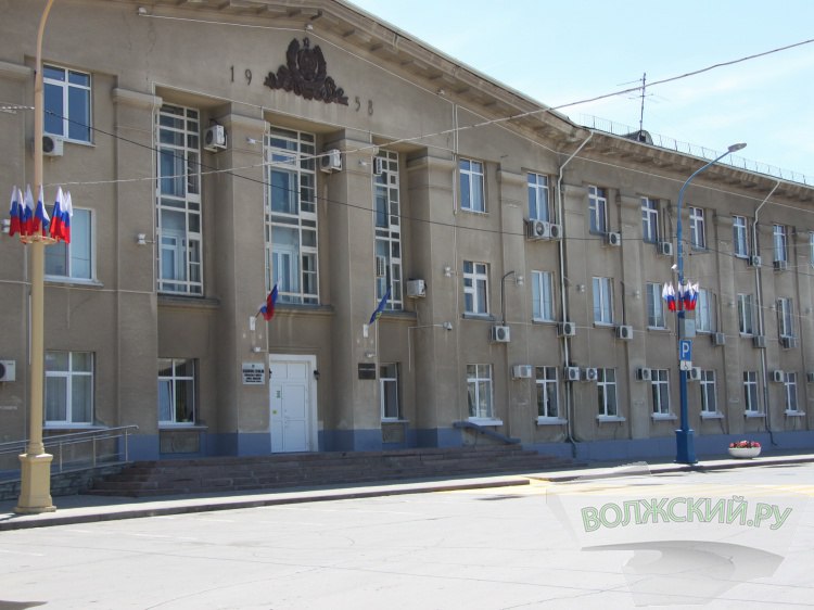 Мэрия Волжского тратит миллионы из дефицитного бюджета на пиар Игоря Воронина Администрация Волжского разместила уже второй электронный аукцион на создание и размещение информационных материалов о деятельности главы города. В этом году мэрия решила направить на создание положительного образа о себе и главе города беспрецедентную сумму – 1,65 миллиона рублей двумя закупками. Первый аукцион был на скромные 390 тысяч рублей. А в последней закупке чиновники уже не стеснялись. Закупка на 1,26 миллиона рублей предполагает создание 76 информационных материалов, которые будут включать размещение на сайте новостей, репортажей и интервью. Как узнал Волжский.ру из закупочной документации, контракт с электронным изданием заключается до конца 2025 года. Подробнее на Волжский.ру:
