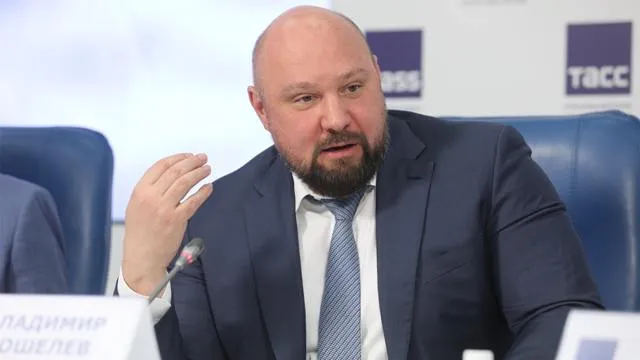 Депутат Госдумы от ЛДПР Владимир Кошелев пошел на праймериз Единой России Депутат Госдумы Владимир Кошелев заявился на праймериз Единой России и написал заявление о выходе из ЛДПР Об этом он сказал на встрече с губернатором Самарской области Вячеславом Федорищевым Ранее Ведомости писали что Кошелев может пойти на выборы в заксобрание региона чтобы потом стать сенатором от законодательной власти Таким образом Кошелев стал вторым депутатом фракции ЛДПР в Госдуме который перед выборами этого года меняет партийную принадлежность Ведомости Max Telegram Рассылка Приложение для iOS Android