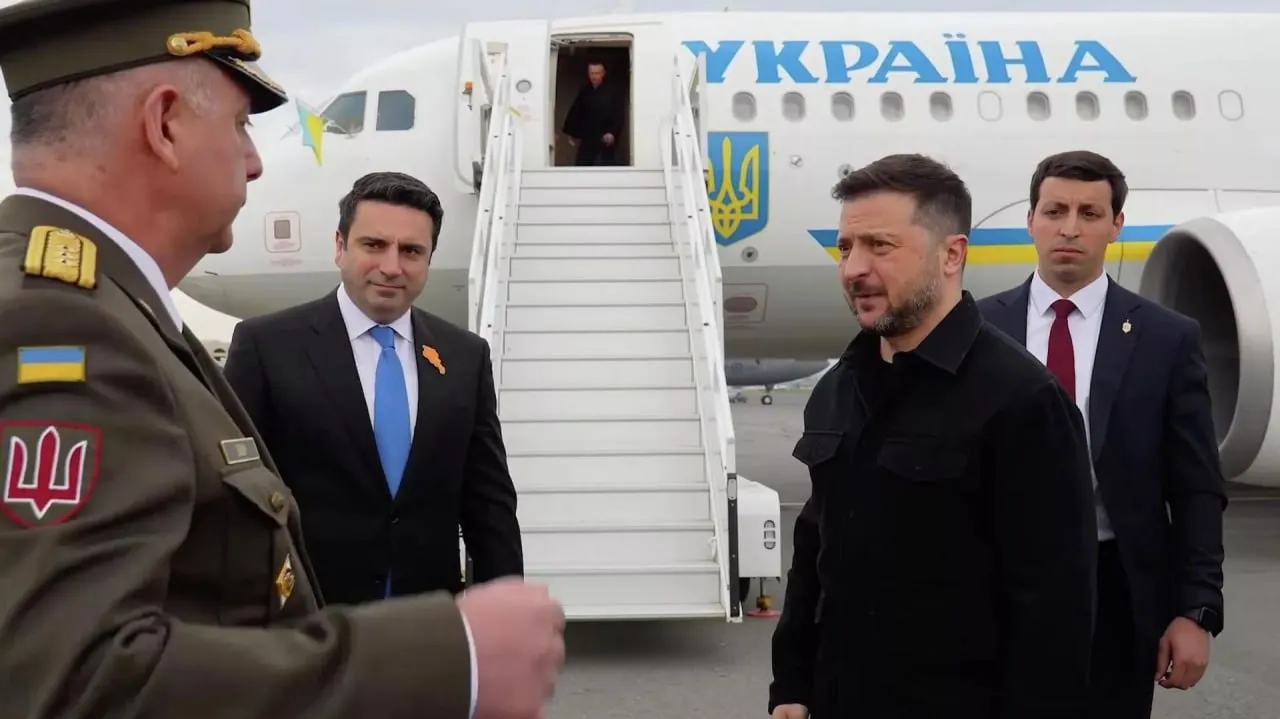 Владимир Зеленский прибыл в Ереван В аэропорту его встретил председатель Национального собрания Ален Симонян Глава киевского режима прибыл в республику для участия в саммите Европейского политического сообщества Мероприятие начнётся завтра Кроме того 4 и 5 мая в Ереване впервые состоится саммит Армения ЕС на котором Брюссель будут представлять глава Евросовета Антониу Кошта и председатель Еврокомиссии Урсула фон дер Ляйен Подписаться на Говорит Москва Telegram VK МАКС