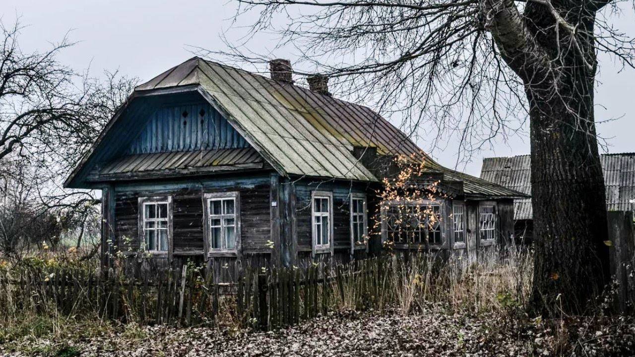 24 приморских поселка вошли в список пгт поселки городского типа с наибольшей убылью населения в России Некоторые из них по настоящему вымирают Поселок Путятин в ЗАТО Фокино занял 77 е место в топ 100 пгт с наибольшей убылью населения с 1989 по 2025 год В находящемся на одноименном острове населенном пункте в 1989 году проживало 2100 человек а сейчас их 679 67 7 Этой и другой статистикой основываясь на данных Росстата поделился автор Telegram канала Art Insides На втором месте по Приморью и 98 м во всём списке оказался пгт Хасан в Хасанском районе Там в 1989 году проживало 1187 человек а в 2025 году осталось всего 444 67 7 Третье место занял поселок Светлая в Тернейском районе где за 36 лет население уменьшилось с 1110 до 438 человек 60 5 Помимо этих населенных пунктов в список вошли Хрустальный Кавалеровский район было 5577 стало 2426 56 5 Преображение Партизанский район было 12213 стало 5596 54 2 Зарубино Хасанский район было 5306 стало 2479 53 3 Восток Красноармейский район было 6106 стало 3125 48 8 Краскино Хасанский район было 4426 стало 2327 47 4 Горные Ключи Кировский район было 7380 стало 4121 44 2 Сибирцево Черниговский район было 11 697 стало 6742 42 4 Шкотово Шкотовский район было 7721 стало 4586 40 6 Славянка Хасанский район было 17 325 стало 10 375 40 1 Липовцы Октябрьский район было 8460 стало 5159 39 0 Терней Тернейский район было 4508 стало 2777 38 4 Ольга Ольгинский район было 4802 стало 3037 36 8 Дунай ЗАТО Фокино было около 11 000 стало 6967 36 7 Кавалерово Кавалеровский район было 19 336 стало 12 951 33 0 Ярославский Хорольский район было 11 715 стало 8027 31 5 Смоляниново Шкотовский район было 7500 стало 5277 29 6 Кировский Кировский район было 10 662 стало 7708 27 7 Лучегорск Пожарский район было 21 825 стало 16 763 23 2 Пластун Тернейский район было 5957 стало 4576 23 2 Новошахтинский Михайловский район было 8915 стало 6994 21 5 Приморский Хасанский район было 1509 стало 1196 20 7 Источник vladivostok1 ru