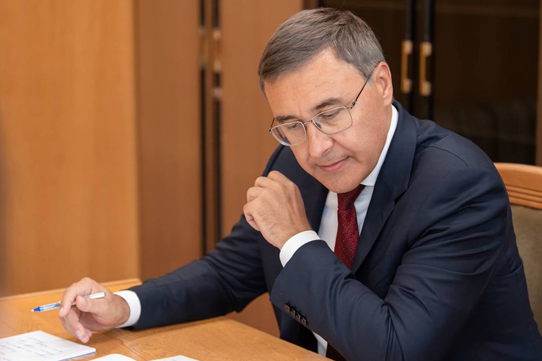 Объявлен четвертый конкурс по отбору проектов на создание не менее 15 университетских кампусов Студенческие городки нового поколения будут реализованы в рамках федпроекта Создание сети современных кампусов национального проекта Молодежь и дети Итоги конкурса подведут в 2026 году Впервые инициатором заявки может выступить не только субъект Российской Федерации но и индустриальный партнер частный инвестор сообщил глава Минобрнауки Валерий Фальков По поручению Президента Владимира Владимировича Путина в стране полным ходом идет реализация программы по созданию сети современных кампусов В новейшей истории России такого масштабного развития научно образовательной инфраструктуры просто не было В открытии новых кампусов заинтересованы и власти регионов и индустриальные партнеры Это понятно студгородки быстро становятся настоящими драйверами развития субъектов подчеркнул Валерий Фальков Реализация проектов возможна на базе вузов и научных организаций расположенных на территории соответствующего субъекта РФ Информация о порядке критериях отбора и необходимых документах будет размещена на портале Прокампус рф Программа по строительству студгородков реализуется с 2021 года Концепции кампусов предполагают создание комплексной среды с большим количеством открытых образовательных пространств и трансформируемых аудиторий Это позволяет формировать общую корпоративную культуру преподавателей студентов и ученых Финансирование проекта осуществляется за счет средств федерального регионального бюджетов внебюджетных источников По поручению Президента к 2036 году в России должны появиться 40 студенческих городков Уже завершен конкурсный отбор первых 25 кампусов которые должны быть возведены до 2030 года Ранее на совещании Председателя Правительства Михаила Мишустина с вице премьерами Дмитрий Чернышенко сообщил что в прошлом году открылся и успешно функционирует кампус МГТУ им Баумана в Москве За 2 года также введены объекты кампусов в Новосибирске Нижнем Новгороде Калининграде Челябинске и Геномный центр в Уфе Также в ближайшее время планируется сдача ряда объектов кампусов Подписаться на Правительство России в MAX