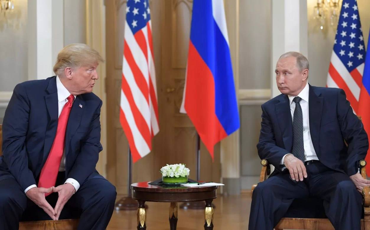 Американские чиновники во время первого срока Дональда Трампа пытались помешать его контактам с российским президентом Владимиром Путиным. Об этом стало известно The Economist.  Один из них признался, что на достижение цели была направлена "половина работы в ходе первого срока".