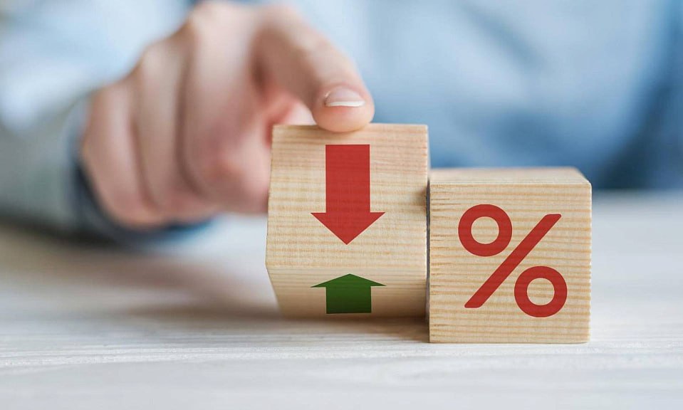 В Госдуме предложили обязать банки снижать кредитные ставки вслед за ключевой Соответствующий законопроект депутаты намерены продвинуть в 2026 году По их словам на фоне накопительного эффекта у граждан растет долговая нагрузка а также увеличиваются расходы на ЖКХ и другие обязательные платежи ЦБ и Росстат фиксируют падение потребительской уверенности и переход россиян к более осторожному финансовому поведению Люди вынуждены жестко экономить отметили в Госдуме fatcat18