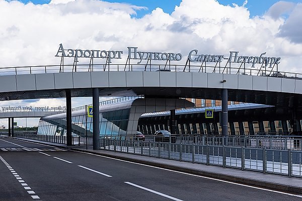 В Пулково предупредили о шестидневных дорожных ограничениях у здания аэропорта Перед выходными на дороге у аэропорта Пулково в Санкт-Петербурге начнутся работы по гидроизоляции швов, из-за чего движение транспорта будет временно ограничено, предупредили в пресс-службе компании "Воздушные ворота Северной столицы" ВВСС , управляющей аэропортом. Об этом пишет "Деловой Петербург". Ремонт будет продолжаться 6 дней. "С 08:00 30 мая по 08:00 4 июня движение по первой линии на уровне первого этажа терминала Пулково будет частично ограничено", — следует из объявления оператора аэропорта в telegram-канале. aviaru.net/n284070