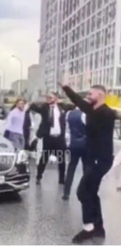 ЖЕНИХА И ВСЕХ ТАНЦОРОВ АРМЯНСКОЙ СВАДЬБЫ АРЕСТОВАЛИ из-за перекрытия дороги в столице Урала  В Ебурге свадебный кортеж перекрыл движение нескольких полос!  В итоге пять плясунов арестованы от 9 до 13 суток, а еще один оштрафован. Во главе хоровода сам жених, который арестован на 13 суток. Кстати, того, которого оштрафовали, тоже хотели посадить. Но Ревазик сумел убедить суд, что у него такое редкое специфическое заболевание, при котором танцевать в ж..  пьяному на дороге можно, а на нары нельзя!     А  вот жениху вместо медового месяца на Мальдивах - вечер в хату. В смысле горько. В смысле, аравай-вай..!