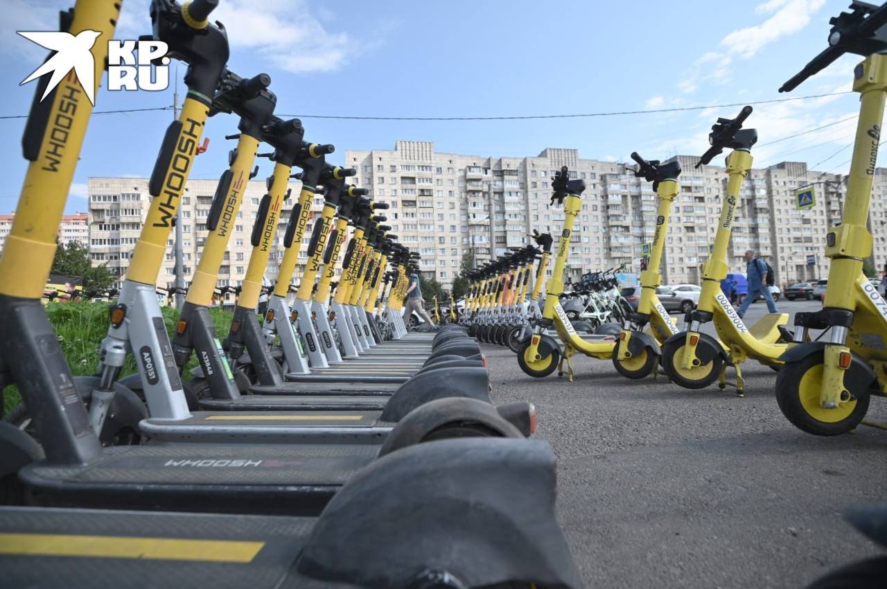 В Кудрово хотят полностью запретить электросамокаты Местные власти уже направили официальное уведомление о прекращении договоров операторам сервисов аренды средств индивидуальной мобильности. Полностью уйти из Кудрово они должны в течение недели. Причина такого решения — массовые жалобы местных. Электросамокатов стало слишком много для маленького населённого пункта — на сегодня их около 1000. Причём часть хаотично припаркована и не пользуется спросом, заявил замруководителя местной администрации по вопросам жилищно-коммунального хозяйства и городского обустройства Александр Мусин. Возобновить работу сервисов можно будет только после внесения дополнительных условий, обязывающих компании соблюдать интересы муниципалитета. : Алексей Булатов : СПб — отдай свой буст нам