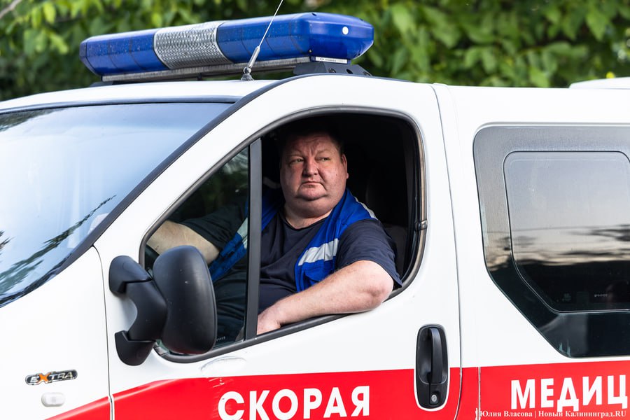 Калининградским водителям и фельдшерам «скорой» обещают повысить зарплаты О повышении зарплаты на 15 тысяч рублей с 1 июля сообщил губернатор Алексей Беспрозванных, посетивший с рабочим визитом «Региональный центр скорой медицинской помощи и медицины катастроф Калининградской области». Главе региона сообщили, что сегодня на «скорых» работают 343 водителя, и нехватка составляет 120 человек. Глава региона отметил, что это довольно много. В ходе общения с губернатором медики рассказывали, что именно невысокие заработки как водителей, так и фельдшеров «неотложек» заставляют их искать другую работу.