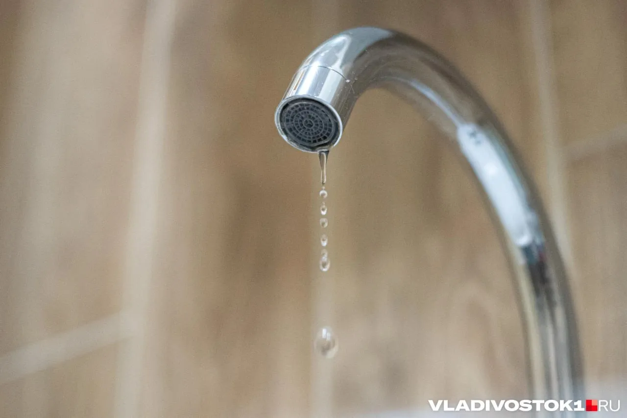 Власти Приморья потратят на создание инфраструктуры водоснабжения и водоотведения около поселка Посьет в Хасанском районе 4 миллиарда рублей Инфраструктура относится к круглогодичному курорту Курорты Приморья который планируют построить к 2030 году В цену контракта включили инженерные изыскания разработку проектно сметной документации и строительно монтажные работы расходы подрядчика в том числе расходы на материалы транспорт страхование услуги субподрядных организаций прохождения КГАУ Примгосэкспертиза а также расходы на уплату налогов сборов и других обязательных платежей прочие затраты Предварительно работы будут вести в границах санитарной зоны около скважины Гвоздевского месторождения Точных границ нет их будет необходимо определить исполнителю контракта Выбор подрядчика будет зависеть не только от предложенной цены но и совокупность условий качество опыт квалификация а сама процедура пройдет на электронной торговой площадке  Подписаться в MAX