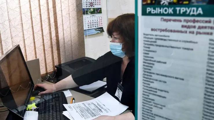 В Омской области зафиксирован исторический минимум безработицы   В регионе наблюдается положительная динамика на рынке труда. Согласно последним данным, численность безработных продолжает снижаться, достигнув исторического минимума.  Численность экономически активного населения в возрасте от 15 лет и старше в период с апреля по июнь 2025 года составила 916,3 тысячи человек. Из них 889,1 тысячи были заняты в экономике, а 27,2 тысячи классифицировались как безработные.  Фото:   РИА Новости / Александр Кряжев     предложить новость
