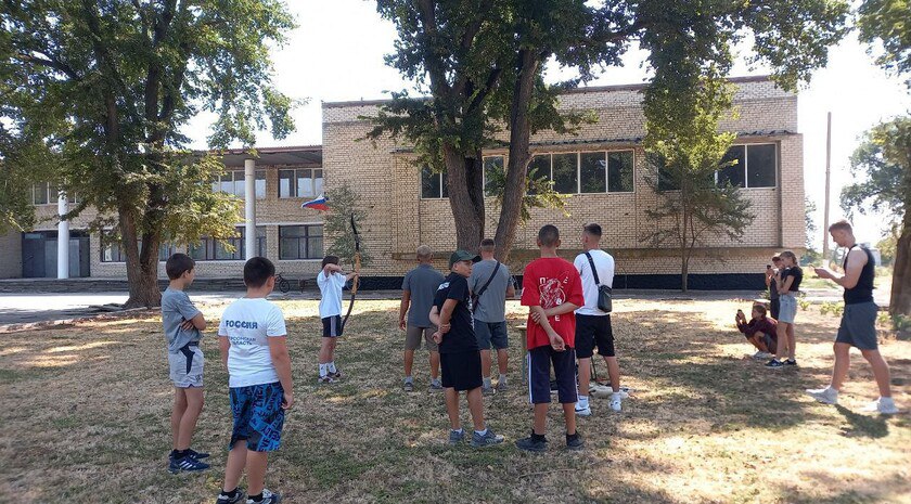 В Скадовском районе прошел детский спортивный турнир «К берегам победы»  Спортивный праздник «К берегам Победы» провели в Приморском доме культуры.  «В спортивном празднике-соревновании приняли участие 11 воспитанников „Центра развития физической культуры „Джарылгач“. Мероприятие организовали тренеры-преподаватели Вадим Скурыхин и Вадим Эрендженов», — написал глава Скадовского муниципального округа Александр Дудка.  По итогам соревнований первое место в стрельба из лука занял Михаил Малыш, в стрельбе из пневматической винтовке — Дарья Вознесенская, в дартсе — Василий Литвиненко, в настольном теннисе — Тарас Веч.  Читать полностью