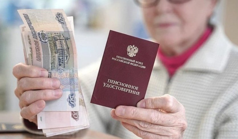 Разрыв между пенсиями работающих и незанятых снизится до 2 3 тыс рублей В 2026 году средний размер пенсии по старости у работающих россиян увеличится до 25 26 тыс рублей у незанятых до 28 тыс То есть разница между ними сократится до 2 3 тыс минимума по крайней мере с 2021 года прогнозируют аналитики Причины в возобновлении индексации выплат для трудоустроенных пожилых граждан росте их доходов а также в выходе на заслуженный отдых мужчин 64 лет и женщин 59 лет Эти граждане получали более высокие доходы в экономически более благоприятное время и имеют достаточный страховой стаж для получения больших выплат Этих средств по прежнему недостаточно для комфортной жизни поэтому эксперты советуют готовиться к этому периоду заранее fatcat18