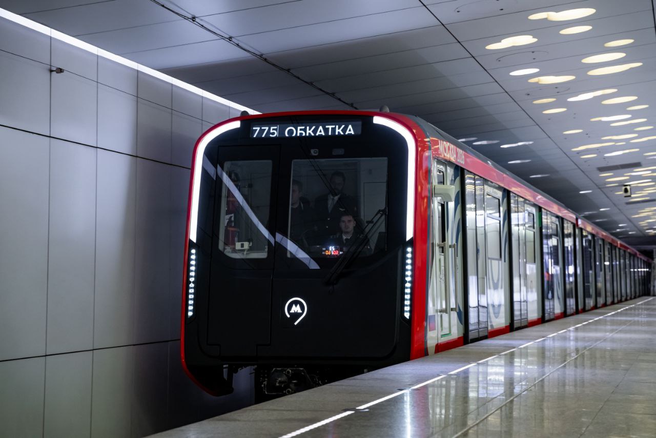 Обкатка нового поезда Москва 2026 началась в столичном метро он должен преодолеть 300 км без пассажиров для проверки безопасности плавности хода и работы всех систем Подпишись на Агентство Москва Мы в МАХ