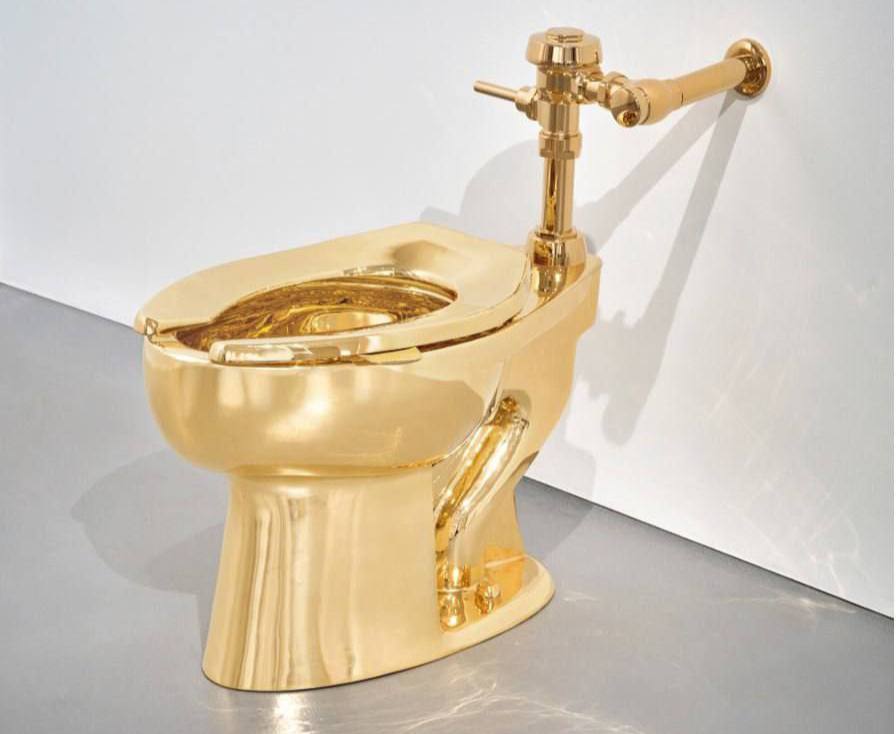 Золотой унитаз за 10 млн выставят на торги в США уже в ноябре Вес унитаза составляет 101 2 кг The Wall Street Journal