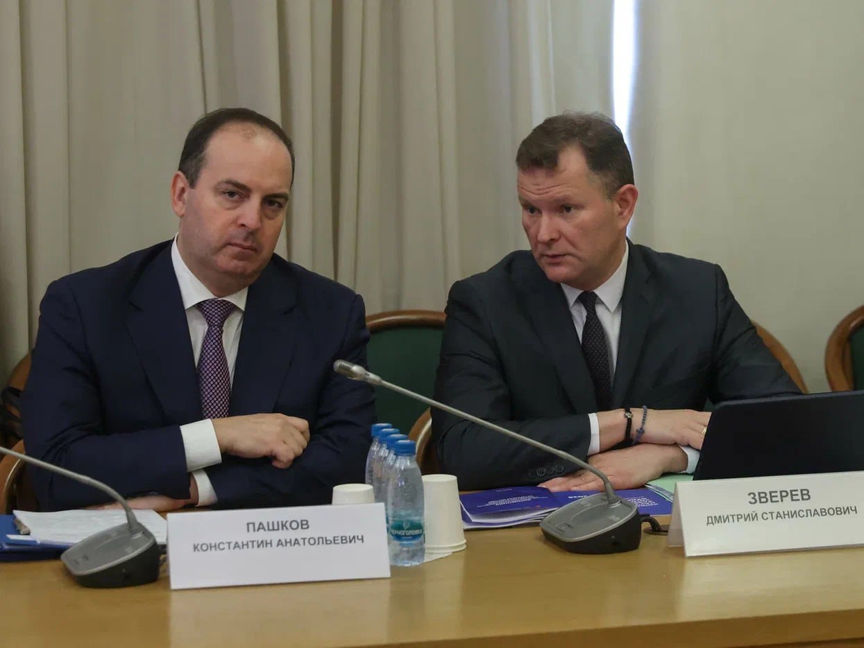 Министерство транспорта РФ VK Расширенное заседание Комитета по транспорту и развитию транспортной инфраструктуры было посвящено вопросам развития транспортного образования и науки Замминистра транспорта Константин Пашков отметил, что профессии транспортного комплекса достаточно разнообразны и распределены по ключевым направлениям. В целом отраслевая система кадрового обеспечения удовлетворяет потребности рынка, отмечается лишь около 10 % небольшого дисбаланса. По словам Константина Пашкова одним из ключевых вопросов является специфика подготовки специалистов гражданской авиации и морского флота, где обязательна значительная практическая подготовка. «Здесь перед нами стоят две важные задачи, требующие поддержки депутатов Государственной Думы. Первая – законодательное закрепление медицинского освидетельствования абитуриентов еще до поступления в вуз, а также обязательное медицинское сопровождение на протяжении всего обучения. Вторая важная инициатива – законодательное закрепление казарменного положения для обучающихся, которое сейчас фактически существует у моряков и авиаторов», — отметил Константин Анатольевич. С идеей возрождения дорожной специальности выступил глава Росавтодора Роман Новиков. Вопрос требует разработки новых стандартов и учебных материалов. Депутаты выразили готовность стать нашими помощниками по вопросам, которые были подняты сегодня на заседании. Мы искренне благодарим членов Комитета за неравнодушие к развитию транспортной отрасли!