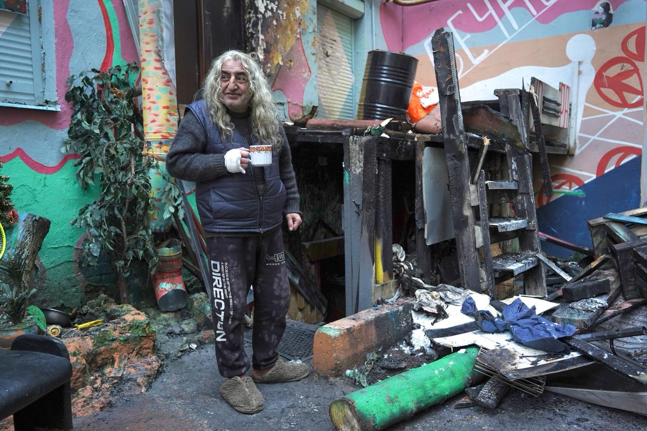 Подозреваемого в поджоге Двора Нельсона арестовали Петроградский районный суд отправил Всеволода Дубинского в СИЗО до 26 января Его арестовали в рамках дела о покушении на убийство художника Нельсона Искандаряна по версии следствия Дубинский поджег пристройку к подвалу где живет Искандарян зная что он там и желая его смерти По этому делу Дубинскому грозит от восьми лет лишения свободы Сам он вину не признает На Дубинского также заведено дело об умышленном уничтожении имущества за что могут присудить исправительные работы или лишение свободы на срок до пяти лет Пожар Подвал во дворе на Полозовой улице 6 где живет художник загорелся в ночь с 26 на 27 ноября Когда это случилось художник Нельсон Искандарян спал Его разбудила собака по кличке Волчок Огонь обжег руки барда Всего по информации 78 было две попытки поджога первая в три часа дня вторая ближе к полуночи После пожара жители Петроградской стороны помогли Нельсону прибраться в пристройке к мастерской Контекст Искандарян бард и уличный художник из Петербурга который создал знаменитый Двор Нельсона на Полозовой улице 6 на Петроградской стороне Там расположены цветные граффити и арт объектами из старых машин велосипедов и мягких игрушек Место стало одной из достопримечательностей района В 2020 году городские власти закрасили стены двора но на следующий год художник восстановил росписи Фото Нельсон Искандарян Бумага Подписывайтесь на Бумагу и предлагайте новости