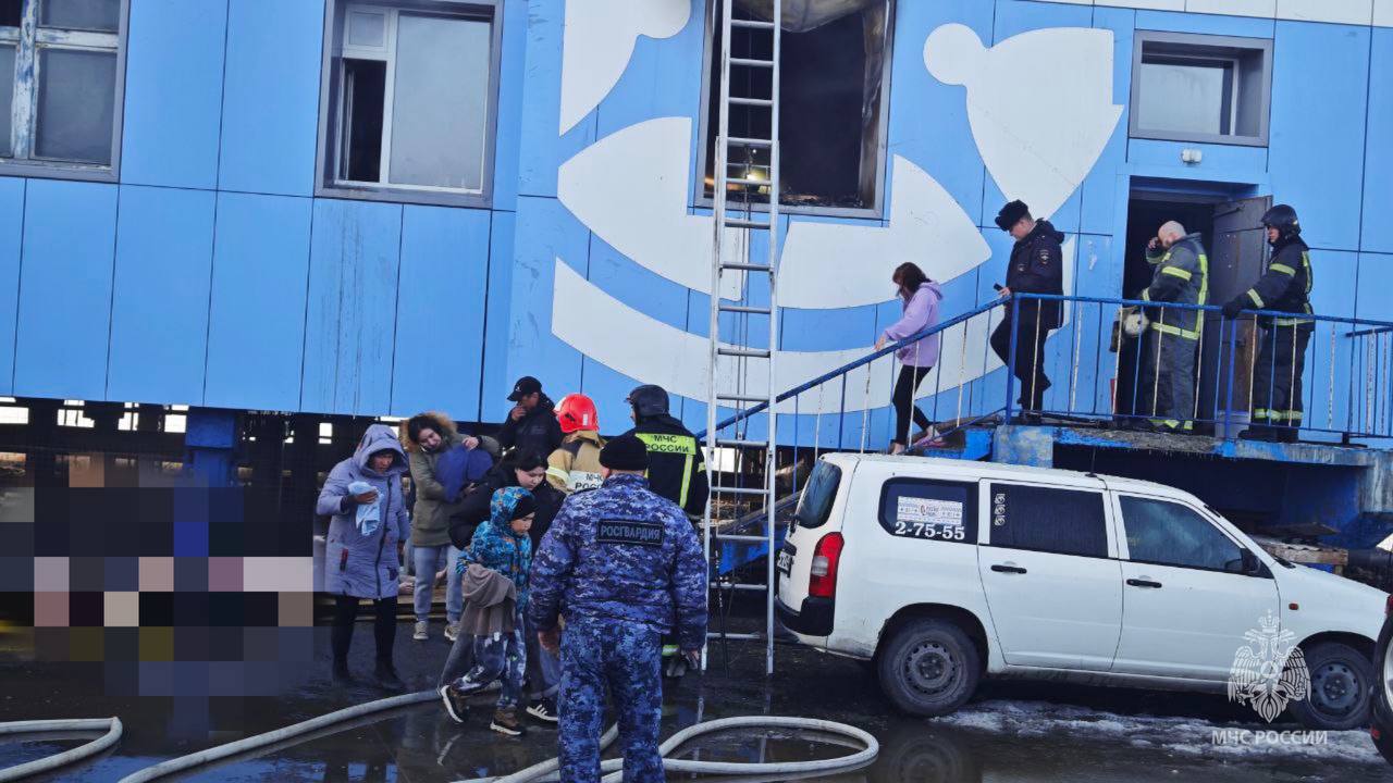 Пять человек погибли и еще четверо пострадали в результате пожара в жилом доме в селе Тавайваам городского округа Анадырь Пострадавшие были доставлены в Чукотскую окружную больницу, у всех отравления продуктами горения. Один человек от госпитализации отказался, трое были госпитализированы. Детей среди них нет. Предварительно причиной пожара стало неосторожное обращение с огнем. Соболезнования семьям погибших выразил губернатор округа Владислав Кузнецов, он навестил пострадавших в больнице. Всего из горящего дома по улице Береговая, 12 были эвакуированы 17 человек. Двое из них находятся в пункте временного размещения, остальные разъехались к родственникам и знакомым. В Анадыре по поручению губернатора прошло заседание КЧС. Подробности ЧП позже : МЧС #происшествия Информагентство "Чукотка" ПОДПИСАТЬСЯ ПОДДЕРЖАТЬ ГОЛОСОМ