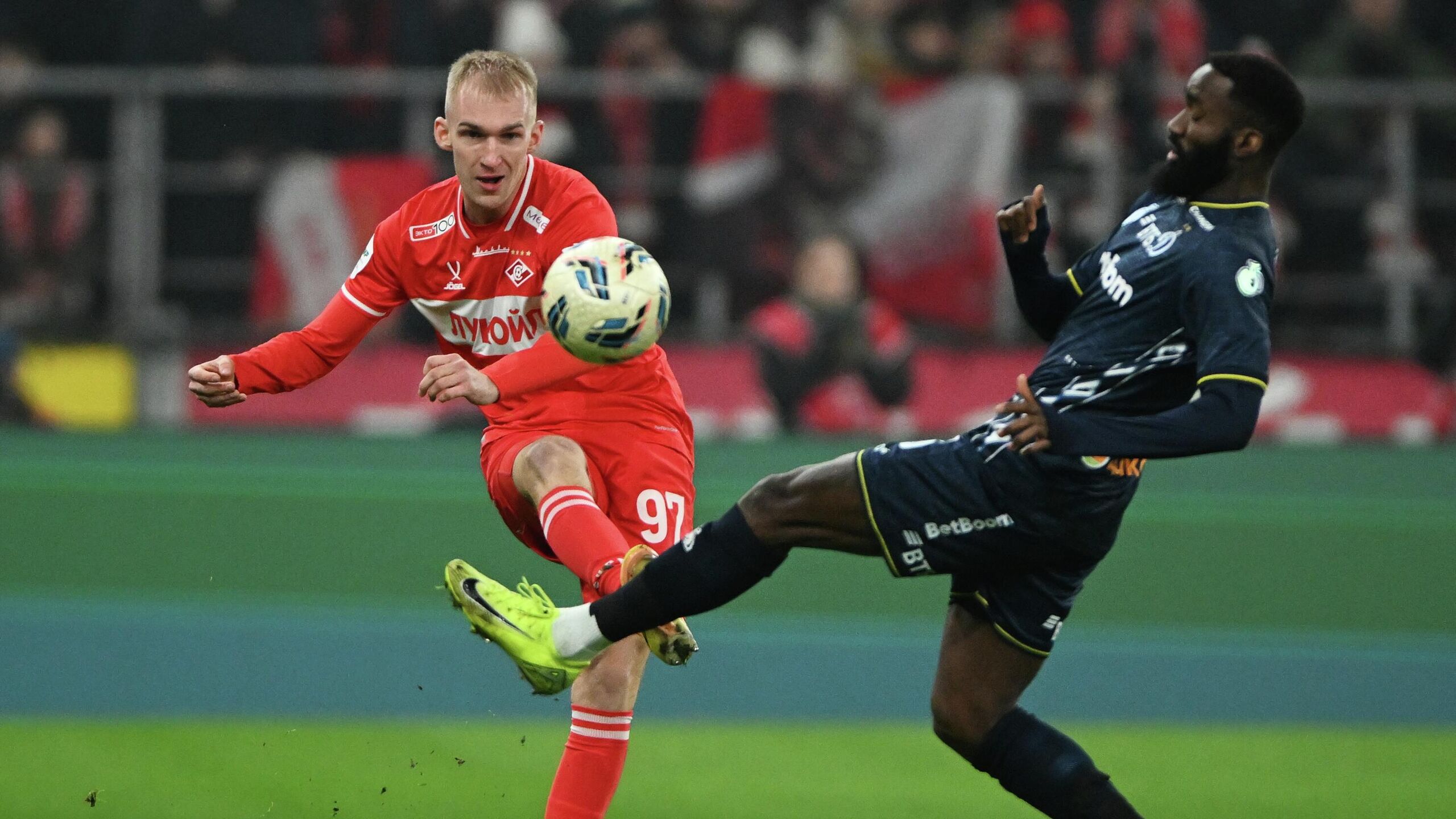 Московский Спартак обыгрывает столичное Динамо после первого тайма матча 18 го тура чемпионата России по футболу Встреча проходит в Москве на стадионе Спартака красно белые ведут после первого тайма со счетом 1 0 На 19 й минуте встречи мяч в свои ворота забил защитник Динамо Максим Осипенко Проходящая встреча посвящена памяти лучшего бомбардира в истории московского Спартака Никиты Симоняна Ветеран красно белых ушел из жизни 23 ноября в возрасте 99 лет В чаше стадиона были показаны уникальные архивные кадры с участием Симоняна прозвучали его любимые песни команды вышли на поле в специальных футболках и траурных повязках Перед началом игры прошла церемония присвоения трибуне А имени лучшего бомбардира в истории Спартака Динамо идет на 11 м месте в турнирной таблице чемпионата России имея в своем активе 20 очков Спартак 28 располагается на шестой позиции