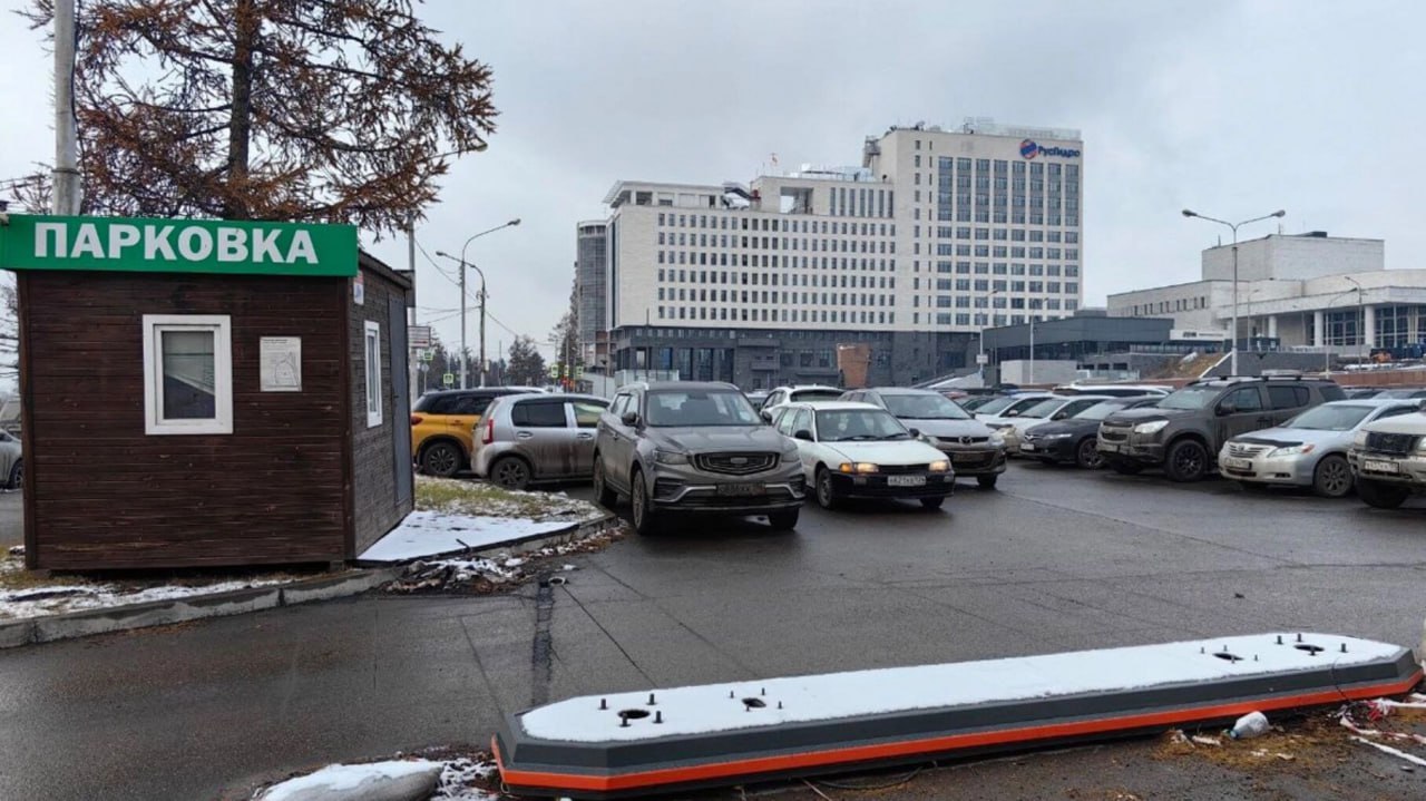 В Красноярске заработала платная парковка возле Коммунального моста Всего на платной стоянке 217 парковочных мест в том числе для маломобильных граждан Оплатить парковку можно с помощью карты паркоматов или приложения Цена 25 рублей за час парковки Первые 7 минут будут бесплатными Люди с ограниченными возможностями здоровья смогут парковаться бесплатно Работать парковка будет круглосуточно prmira news