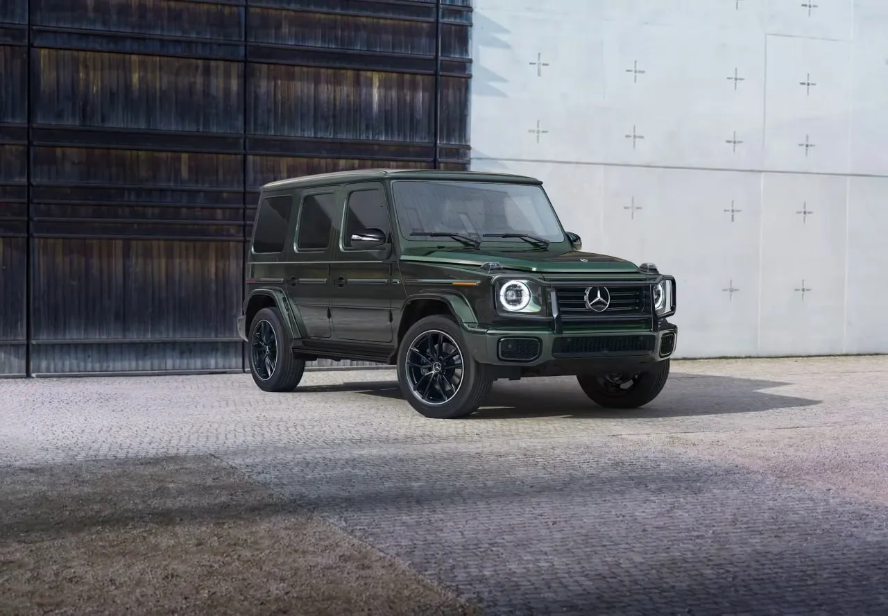 Mercedes Benz продала все свои автосалоны в Берлине Речь идет о семи крупных центрах с общей численностью персонала около 1 5 тыс человек По данным Bild Mercedes Benz также рассматривает продажу автосалонов в Гамбурге Мюнхене и в регионе Рейн Рур Если эти планы будут реализованы под угрозой могут оказаться в общей сложности до 8 тыс рабочих мест По данным Bild сотрудники Mercedes Benz в Берлине пытались помешать продаже в течение двух лет но безуспешно