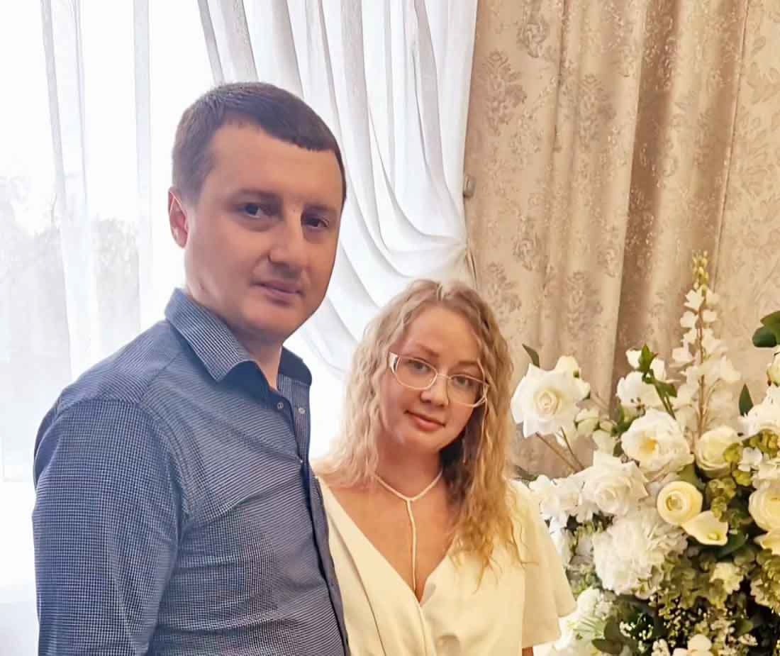 Гражданка Латвии переехала жить в Боровичи благодаря госпрограмме по оказанию содействия добровольному переселению Около года назад гражданка Латвии Валерия Савицкая получила удостоверение участника Государственной программы по оказанию содействия добровольному переселению соотечественников, проживающих за рубежом, и переехала жить в Боровичский район Новгородской области. Её решение было связано с тем, что её будущий муж – Константин оказался родом из наших мест. В апреле нынешнего года пара официально узаконила свои отношения и приобрела дом, в котором строит совместные планы на будущее. Ранее Валерия жила с родителями и бабушкой в Латвии и никогда не была в России. Её родители и бабушка также планируют к концу года переехать к ней.