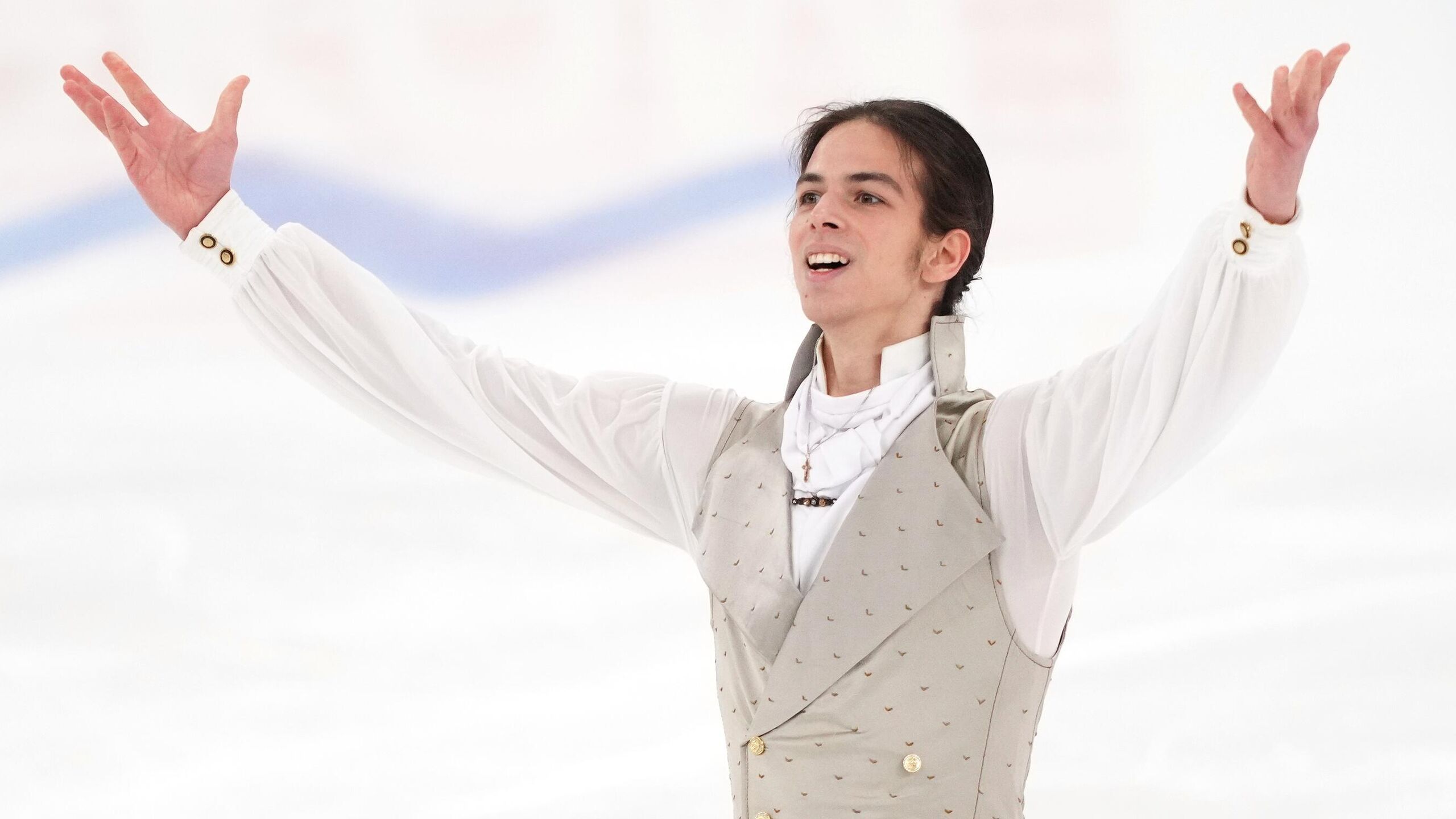 Российские болельщики привезли на Олимпийские игры в Милане самодельные ободки в поддержку российского фигуриста Петра Гуменника передает корреспондент РИА Новости Пластиковые ободки сделаны вручную самими болельщицами из России Они выглядят как оленьи рога и на них написано имя фигуриста оранжевыми буквами на черном фоне Привлеченные голосами на русском языке к группе болельщиц приходят другие соотечественники которые тоже присоединяются к поддержке фигуриста