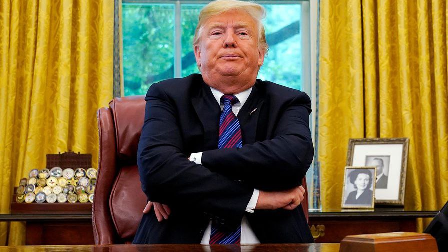 По результатам последнего опроса Economist/YouGov рейтинг неодобрения Дональда Трампа достиг максимального уровня за время его второго президентского срока. По данным исследования, проведенного 11-14 июля среди 1680 американцев, 55% не одобряют действия Трампа на посту президента, тогда как поддержку выражают 41%. Погрешность составляет 3,4 процентных пункта. Этот показатель демонстрирует небольшое ухудшение по сравнению с предыдущей неделей 53% неодобрения и 42% одобрения . На старте второго срока в январе рейтинг Трампа был лучше: 49% поддержки против 43% неодобрения. Минимальный уровень одобрения 40% при 54% неодобрения фиксировался в середине июня. Снижение общего рейтинга обусловлено падением поддержки среди демократов и независимых избирателей. Среди демократов одобрение упало с 12% в январе до 3% сейчас. Среди независимых снижение составило с 41% до 29%. Республиканцы сохраняют стабильно высокий уровень поддержки: 92% сегодня против 94% в январе. Половина опрошенных республиканцев идентифицируют себя со сторонниками движения MAGA, среди которых уровень одобрения стабильно составляет около 98%. Среди республиканцев, не относящих себя к MAGA, поддержка сначала снизилась с 90% в январе до 70% в середине апреля, но к июлю восстановилась до 85%.