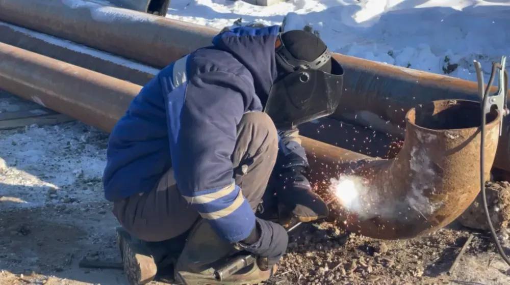 Без воды более двух суток проведет часть жителей Благовещенска Коммунальщики заменят очень изношенный участок трубы Несколько районов Благовещенска останутся без воды коммунального ресурса не будет более двух суток Как пишет Telegram канал РКС Благовещенск в дни отключения пройдут плановые технические работы Специалисты заменят 40 метров трубы диаметром 273 миллиметров а также реконструируют колодцы Длительное отключение воды обусловлено большой протяженностью водовода 19 километров Воду отключат 29 января в 01 00 Подачу ресурса планируется возобновить 31 января к 09 00 Без водоснабжения останутся жители поселков Радиоцентр и Аэропорт а также горожане проживающие в кварталах 666А 666Б 666В и 666Г расположенных в районе улиц Ленина Нагорная Не будет воды и в селе Чигири Помимо прочего в указанное время будет снижено давление в водопроводной сети 2 и 3 микрорайонов Благовещенска Работы было решено проводить сейчас так как участок очень изношенный на нем уже было несколько технологических отказов Отключение будет достаточно продолжительным ввиду того что нужно будет заранее сбросить всю воду подготовить трубу для проведения сварочных работ смонтировать ее непосредственно в траншее и в дальнейшем провести испытания замененного участка захлорировать и заполнить всю систему водой пояснил директор по водоснабжению и водоотведению ООО АКС Михаил Пищик Жителям поселка Аэропорт подвезут воду 29 и 30 января с 10 00 до 20 00 Скриншот и видео t me Amurcomsys ТЕЛЕПОРТ РФ здесь все об Амурской области  Мы в МАХ  Написать нам