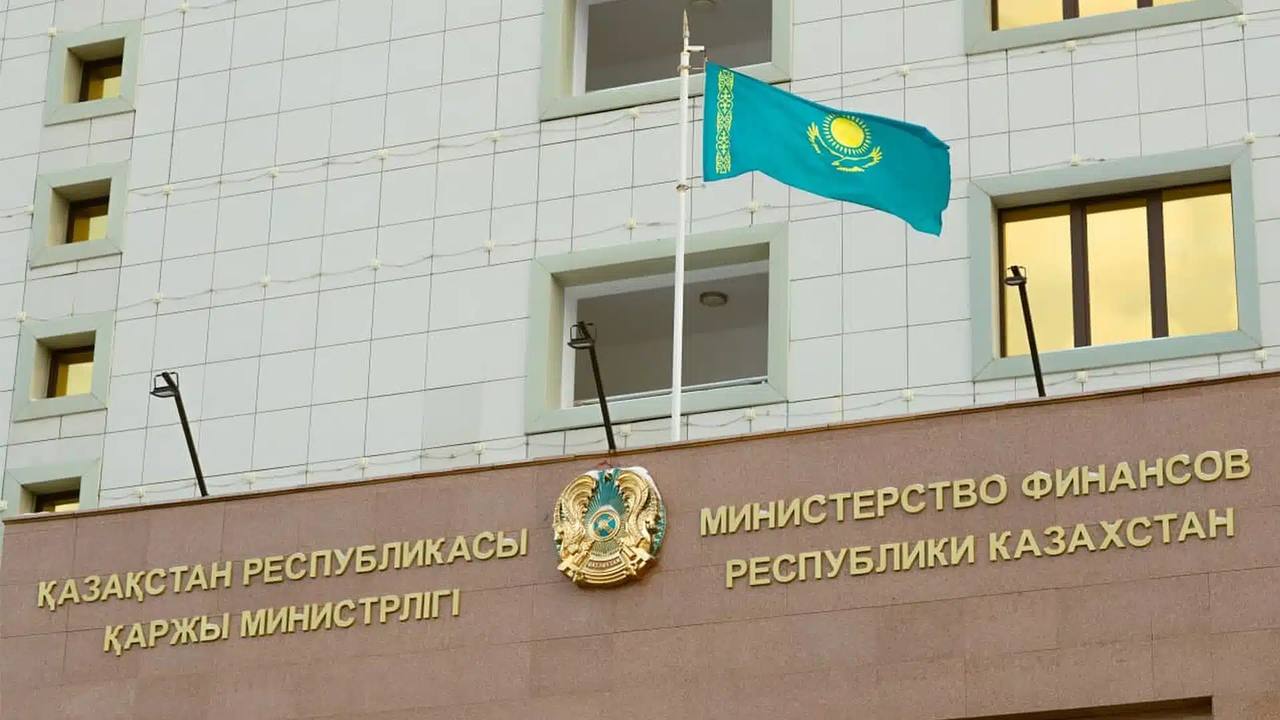 Казахстан установил рекорд, разместив облигации на $2,5 млрд Минфин сообщил об успешном размещении еврооблигаций на $2,5 млрд — это рекордная сумма и одна из самых низких ставок среди стран с рейтингом A/BBB в 2025 году. Условия выпуска: $1,35 млрд на 7 лет — ставка 5%; $1,15 млрд на 12 лет — ставка 5,5%. Успех размещения объясняют устойчивой экономикой, низким госдолгом и сильными внешними резервами. Спрос вдвое превысил предложение. До сделки прошло роудшоу в Лондоне: участие приняли 180 инвесторов из Европы, США, Азии и Ближнего Востока. Минфин отметил, что доходность оказалась сопоставимой с облигациями стран с более высоким рейтингом — таких как Польша и Саудовская Аравия.