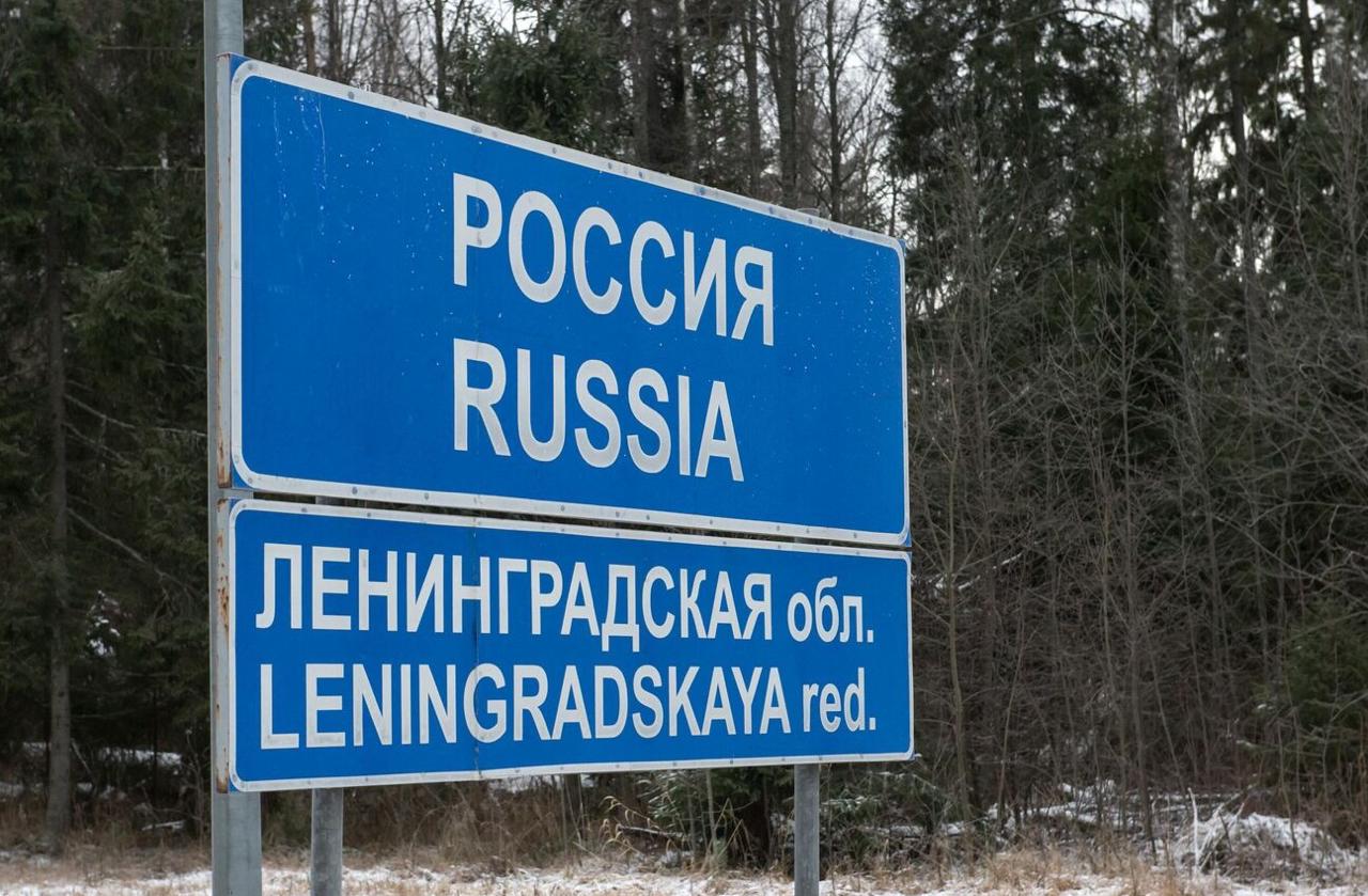 14 января немецкие туристы незаконно пересекли границу Финляндии и России на снегоступах Уточняется что они перешли границу в Пальякке в Куусамо и передвигались по территории из любопытства На месте инцидента отсутствовало заграждение Финская погранслужба начала расследование