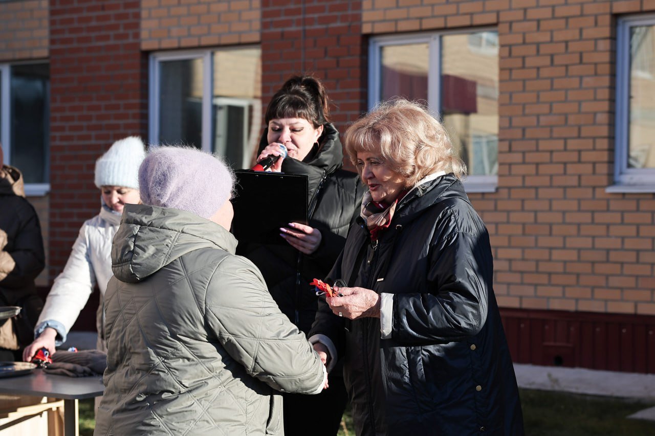 Председатель Законодательного собрания Свердловской области Людмила Бабушкина передала ключи от 60 новых квартир в Камышлове. В этот дом, возведенный по программе переселения из аварийного и ветхого жилья, переехали 142 человека из Камышловского городского округа и Зареченского сельского поселения  «Сегодня в 60 квартир заезжают новоселы. Они получают не только новое жилье, но и рядом новый детский сад, и благоустроенную придомовую территорию. Я хочу сказать, что в Свердловской области остается все меньше и меньше аварийных и ветхих домов. И эта работа будет продолжена. Мы сейчас сформировали бюджет на 2025 год и плановый период, где строительству жилья и переселению из аварийных домов уделено большое внимание, так же как другим направлениям по созданию комфортных условий жизни уральцев, например, вопросам газификации, обновлению жилищно-коммунальной инфраструктуры», — заявила Людмила Бабушкина.  Надежда Фролова, новосел и тренер-преподаватель районной спортивной школы довольна новой квартирой и благодарит власти за переезд из старого жилья.  «Я жила в неблагоустроенной квартире с печным отоплением. Разница очень большая», — говорит женщина.    пресс-служба Законодательного собрания Свердловской области   Подписаться на «ОГ» Прислать новость Поддержать канал