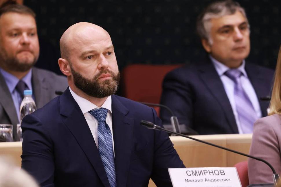 Будущее Михаила Смирнова в правительстве под вопросом С лета курсируют слухи о скорой отставке председателя правительства Самарской области Михаила Смирнова который занял этот пост около года назад Ранее сам чиновник их опровергал Теперь же о будущем Смирнова рассказал губернатор Вячеслав Федорищев Я предложил ему две опции он может продолжить свою работу не будучи председателем правительства рассказал глава региона в интервью oboz info По словам Вячеслава Федорищева сейчас Михаил Смирнов рассматривает эти варианты Губернатор ожидает что в сентябре станет известно чем будет заниматься Смирнов дальше Подпишись на truekpru63